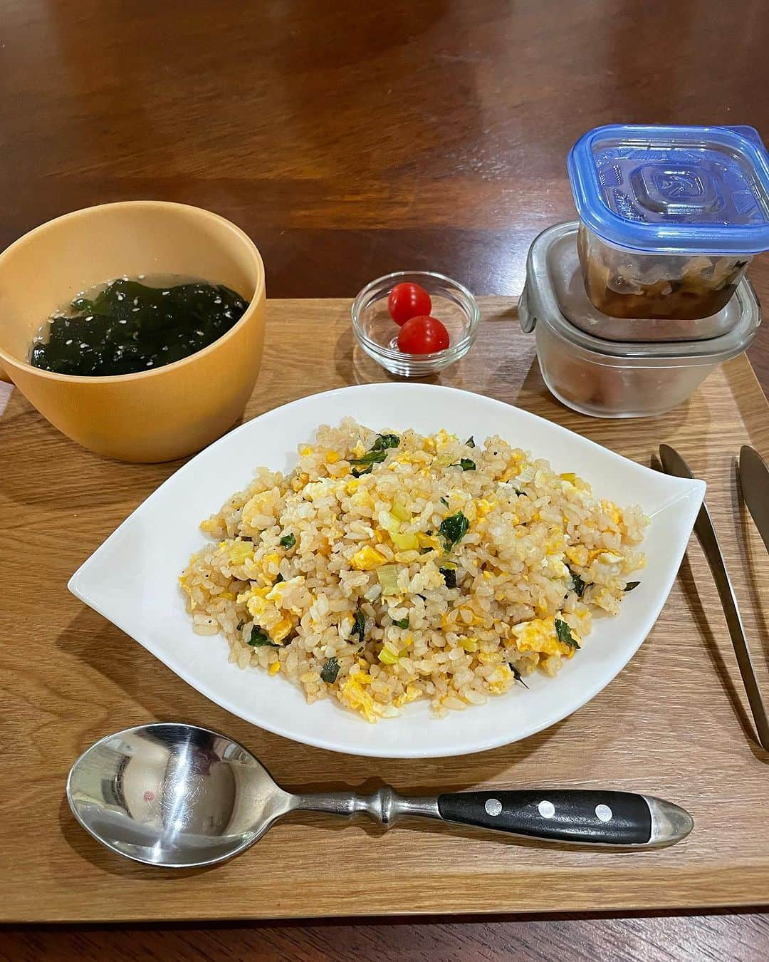 飯島直子さんのインスタグラム写真 - (飯島直子Instagram)「こんにちは^ - ^♪  今日は暑いですね  最後の夏日といわれてます  そんなこといわれても もう十月になりますね  今年はいつになく夏長丁場  体調に気をつけようね^ - ^  26.27.28日のへんじすこしです＾＾  kymom息子28才誕生日＆横浜ジム開業おめでとう♪ 夢を叶えて…スバラシイ！ 母61才も八月にサロンをオープン！いくつになっても挑戦は励みになるよ！ 健康に気をつけてステキな一年にしてね♪  suzu5133誕生日おめでとう♪ 家飲みでリビングで爆睡！ カラダに良くないからふとんで寝ようね^ - ^ステキな一年になりますように♪娘ももちゃん♡  ひでやんひとり娘誕生日おめでとう♪33年前にお母さんに… 頑張って育て上げました^ - ^ 親子共々良い一年になりますように♪  ba.nanaあおい３才誕生日おめでとう♪誕生日会楽しかったかな^ - ^？可愛い年頃♡ 元気に大きくなーれ♪  淳子４７才末娘15才誕生日おめでとう♪一緒にお祝いだね^ - ^ ネガティブになる時だれでもある^_^「もうダメだ…いや！わたしは絶対大丈夫！」と最後にポジティブな言葉を足そうね！ 良い一年になりますように♪  wara49才誕生日おめでとう♪ イライラガミガミは更年期のせいにしよう^ - ^ ステキな一年にしてね♪  えみ誕生日おめでとう♪ロックな日♪健康に気をつけて良い一年にしてね♪土曜日孫娘莉杏ちゃん運動会！気をつけていってね！  カラダだるくてバテバテ！パワー送るよ！ひさみ！  ヨーキーのももだよ^ - ^宮城のたかちゃん♪  仁美！クラゲ、ブタクサアレルギーだよ^ - ^  shi7154 七月にヘルニア手術 先週は卵巣嚢腫…緊急手術、 大変だったね…まだ痛むよね… はやく良くなりますように！ 医療従事者の皆さんに本当感謝だよね（ ; ; ） はやい完全復活祈ってるよ！  美希♪  我が子はいないのに学校へ行けない男の子を誘い学校へ 今日も行けたかな^ - ^？ ステキだ！！！richuknn3！  目鼻立ちくっきり♪うらやましい！ハイサイ♪zumi♪  kanae♪  ４９才亜紀子お疲れさま！  味噌汁は一回に2〜3杯分です  朝昼ごはんは完成まで30分くらい、スパゲッティの時は15分 だよ、kaori！  まこ♪  雪国は本当に大変だよね、 秋を楽しもうね^ - ^aki！  CPAP！そうなのね…気をつけてね(´･_･`)junji！  仕事終わって晩御飯準備、少しだけ休憩したら立ち上がれない！たまには立ち上がらなくていいんじゃない？ 休もうよ、がんばり過ぎだよ^_^chachamamabo！！  ともこ！ドンマイ！^ - ^  育子姐さん♪  ひろゆき！  ＿a＿r＿iaお母さんと♪ カラコンしてません、アイクリームはしてませんが小ジワやデコのシワにポーラのリンクルショット使ってるよ^ - ^  yuihiro♪  マー坊♪  ちぃ坊！大丈夫？！病院行かなきゃ…！  大腸検査！頑張ってきてね！puku！  まだまだイケるよ！がんばろう！taka！！  今日はおかずがないのでチャーハン  チャーハン(ネギ、卵、シソ)  汁(松本産)  福神漬け(カレーの残)  ラーメンも食べたいとこです  今日は夏日最後…かな？  今夜はすこしおそくなりそうなので、またナウな写真だけ送るね、ナウイ写真じゃないよ 何度も言うけど^_^  やっと木曜日！  みんなほどほどにがんばろうね ╰(*´︶`*)╯♡」9月28日 12時00分 - naoko_iijima_705_official