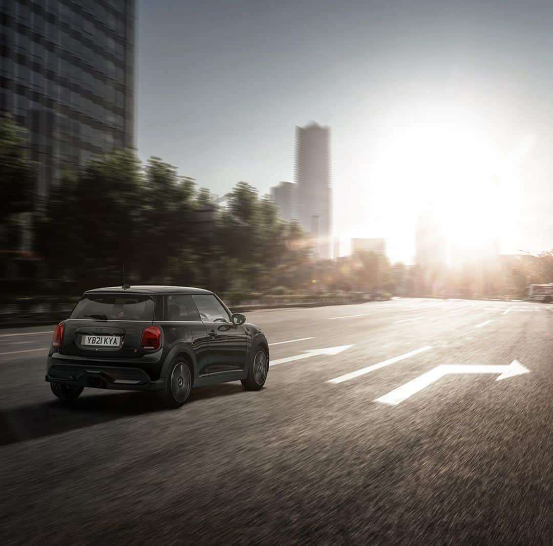 MINI Japanのインスタグラム：「MINI Shadow Edition.  飾らない強さと走れ。    俳優・町田啓太が試乗した、200台の特別限定モデル「MINI Shadow Edition」。    Shadow=影という名の通り、クールな輝きを放つピアノ・ブラックに包まれたボディ・カラーと、その存在感を際立たせる漆黒の室内空間。 何者にも染まらない。どんな荒波にも流されない。都市空間を軽やかに、クールに走りぬける。 飾らない自分を堂々と貫け。その影は、誰にも縛られない。   #MINIJapan #MINIShadowEdition    全文は「VOGUE JAPAN」をチェック https://minijapan.co/3PPqvs5  全文は「GQ JAPAN」をチェック https://minijapan.co/458HGtb」