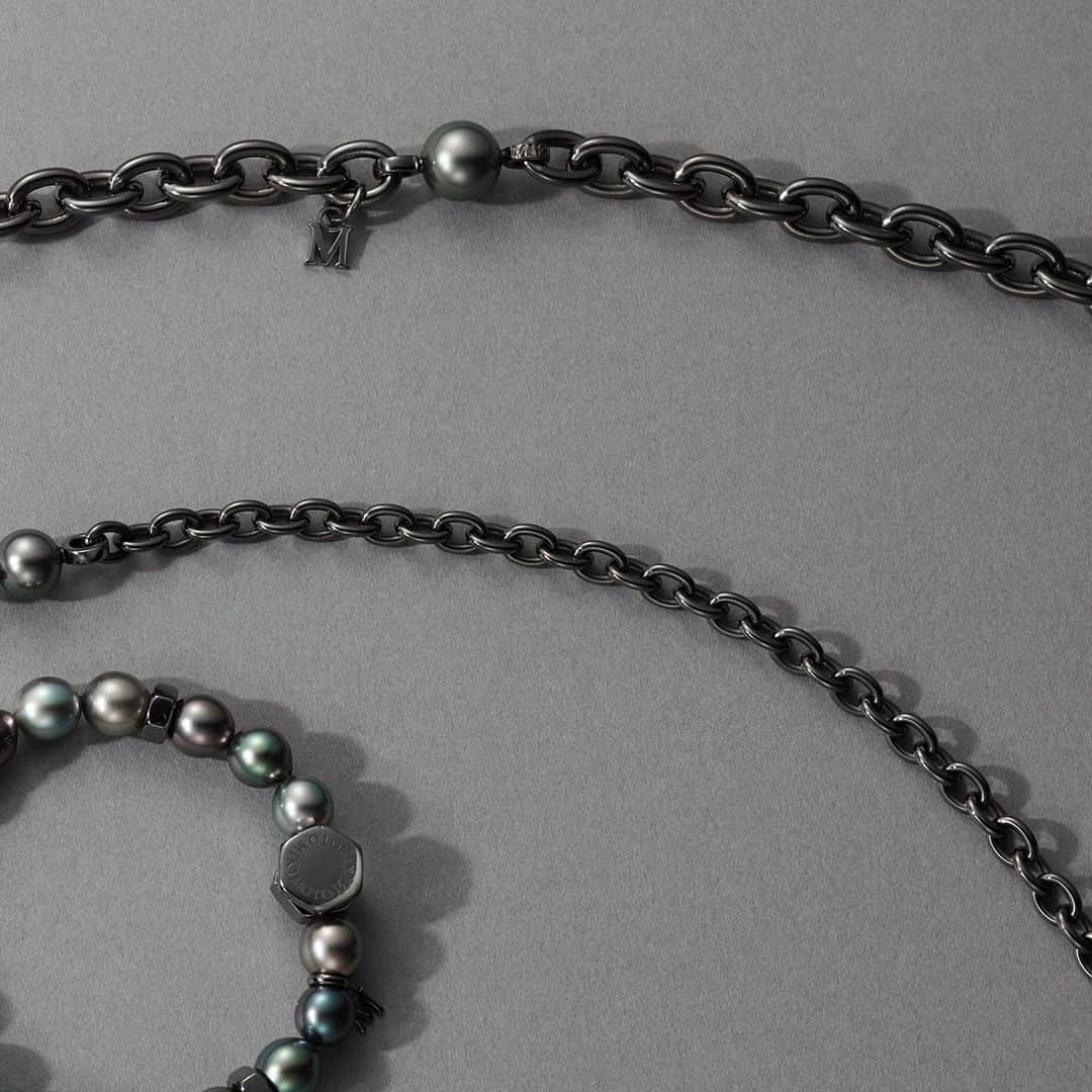 Mikimotoのインスタグラム：「The easy-to-wear elastic PASSIONOIR / TALISMAN GLIDE bracelets offer the beauty of multi-coloured Black South Sea Pearls in a variety of hues and shades.   マルチカラーが美しい黒蝶真珠のブレスレット。伸縮性があり、簡単に装着できるのが魅力。  #MIKIMOTO #ミキモト #PASSIONOIR」