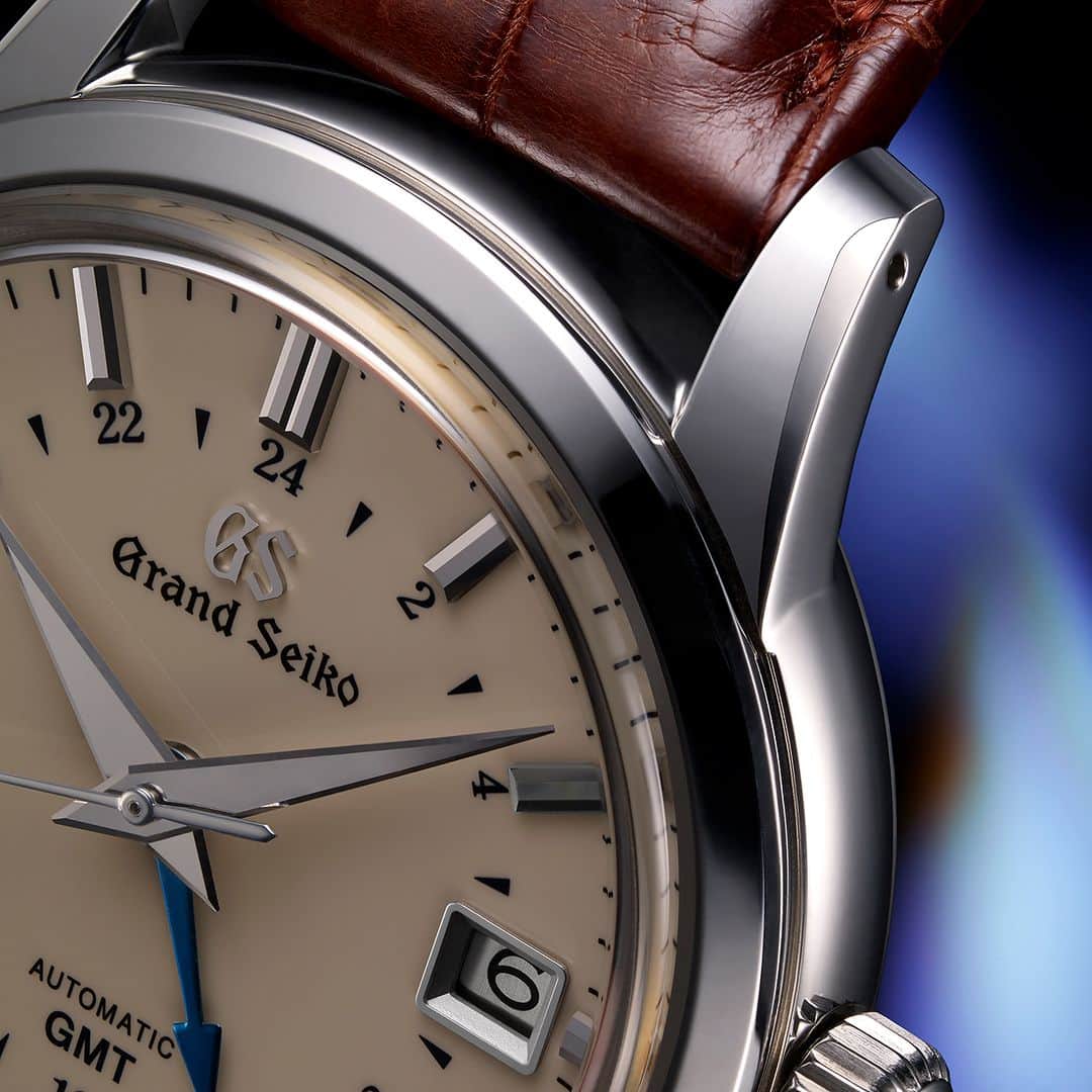 のインスタグラム：「9Sメカニカル 25周年 ～25年間の進化と革新～ Vol.22【クラシカルとモダンを融合したデザイン】  2001年に誕生したこのデザインシリーズは、初代グランドセイコーの意匠を受け継いだ趣を醸し出しています。さらに、クラシカルな面持ちにとどまることなく、ザラツ研磨を施したケースや多面カットの針とインデックスが放つシャープな輝きが現代的なトーンを添え、優雅さをまとうスタイルを作り上げています。  デザイン上の一番の特徴であるケースのかん足側面の三日月形の面は、光を受けて移ろう時とともに様々に変わる表情を映し出しながら、洗練された優美な煌きを放ちます。  さらに、ボックス形状のサファイアガラスや手作業で曲げられた分針や秒針など、グランドセイコーにふさわしい繊細で手の込んだ作り込みが魅力的なデザインシリーズに仕上がっています。  #grandseiko #9Sメカニカル #9Smechanical #グランドセイコー #aliveintime」