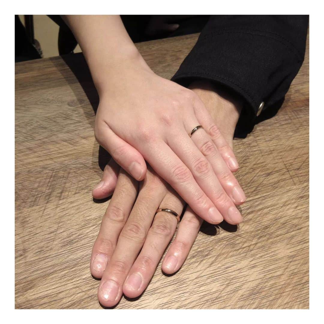 ith / イズ オーダメイド結婚指輪さんのインスタグラム写真 - (ith / イズ オーダメイド結婚指輪Instagram)「お二人にとってちょうどよい形が見つかりました。 剣腕という山形の珍しいフォルムの《スペリオーレ》  実はお二人、元々ピンクゴールドは候補外でした。   ですが、実際に身につけていただくと 「意外にあり！ピンク感が強すぎないね。」と やわらかな色味を気に入っていただけました。  ▽ 指輪について 結婚指輪(男性)：スペリオーレ K18PG：143,000円〜  結婚指輪(女性)：スペリオーレ K18PG：120,000円〜  お問い合わせコード：20874  ***********************************  ⧉ ith 公式WEB @ith_marriage アカウントTOPへ  ☞ プロフィールURLをタップ  ⧉ 暮らしに寄り添うジュエリー ith online store ☞ @ith_jewelry  ***********************************  #結婚指輪 #マリッジリング #婚約指輪 #エンゲージリング #カスタマイズ #オーダーメイド #手仕事 #職人 #アトリエ #ピンクゴールド #剣腕 #山」9月28日 12時00分 - ith_marriage