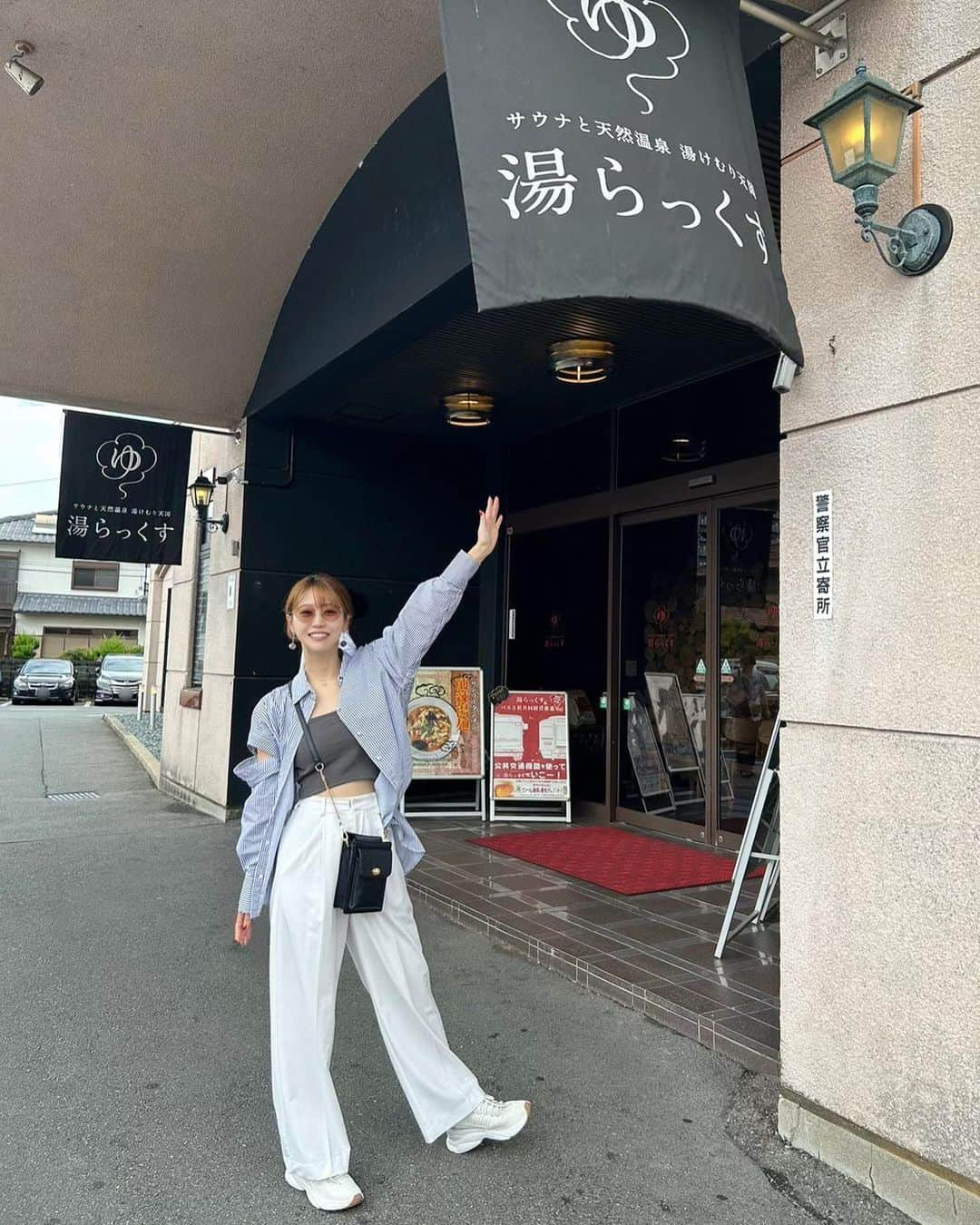 栗原里奈のインスタグラム：「︎ ✴︎ 九州サ旅🧖 翌日は熊本へ〜🚗 またまた念願の！湯らっくす♨️ これまた感動を書ききれないので省略します！！が！素晴らしかったああああああああ。。。。。。 サ道の最終話なだけある！(☜まだ見てない)  完全完璧なるサウナ🧖‍♀️旅でした〜 フル癒しの2日間だった。。。  この髪色で調光眼鏡🥸はかなりヤンキー風ですね笑 今はとある事情で少し暗くしました。  #湯らっくす #サウナ#サウナ旅#サ旅 #サウナ女子#水風呂 #ドライブ#九州旅行#福岡#佐賀#熊本#グルメ #島田玲奈#栗原里奈  ※X(旧Twitter)の方ではセントピアあわらの件でつぶやきまして大変ご心配おかけしました。。 レジオネラ菌が検出されたと発表されていた13日も含めて2度程行っていた為ニュースを見た時は私も不安にかられたのですが。。 私の不調は季節風のものかと思われます！急性声帯炎からの咳喘息はここ数年気を付けていながらも毎年なってしまっていて。。 今はかかりつけの医院に行きかなり快方に向かっています❤️‍🩹 今後はより一層体調面気をつけていきます。」