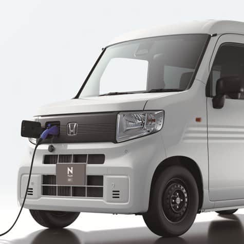 Honda 本田技研工業(株)のインスタグラム：「2024年春 日本にて発売予定 「N-VAN e:」先行公開  軽バン最大クラスの積載ができる #NVAN の”空間価値”を活かしたまま、加速性能・低重心化・静粛性など”#EV の価値”を追加。  充電時間は普通充電で約5時間、急速充電なら約30分。  また、先日発表されたPower Exporter e: 6000などの外部給電器と繋げばN-VAN e:から電気を取り出すことができるので、アウトドアや非常時の電源として活用できます！  先進の安全運転支援機能や、サイドカーテンエアバッグの運転席と助手席への装備で安心安全を提供します。  #Honda #ホンダ #エヌバン #Nシリーズ #電気自動車」