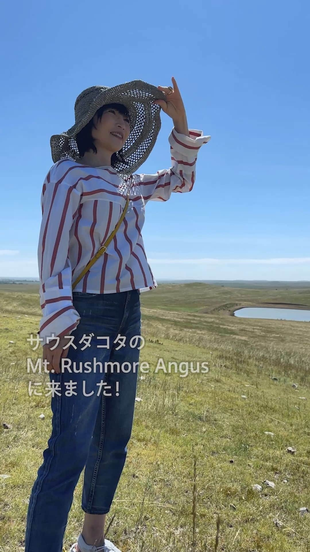 American beef&porkのインスタグラム：「『Rika Yukimasa's Journey to American Beef in South Dakota』  行正り香さんとアメリカンビーフを巡るサウスダコタの旅🇺🇸  サウスダコタにあるマウント・ラシュモアアンガス牧場にやってきました！ 最高のアメリカンビーフを育てるために、信念をもって働いている姿は素敵ですね✨  #americanmeatjapan #usmef #americanmeat #americanbeef #アメリカンビーフ #アメリカンミート #牛肉料理 #肉 #肉料理 #肉好きな人と繋がりたい #行正り香 #アメリカンビーフを巡る旅 #アメリカ #サウスダコタ #レストラン #アメリカ旅 #アメリカ旅行 #southdakotabeef @americanmeatjapan」