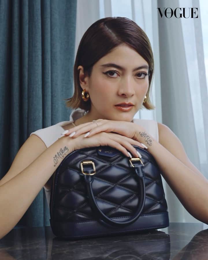 マギー・ラースリー・バーレンシエガーのインスタグラム：「With my Alma BB in lamb skin. I love the white in black stripes one, what about you?   @louisvuitton  #louisvuitton」