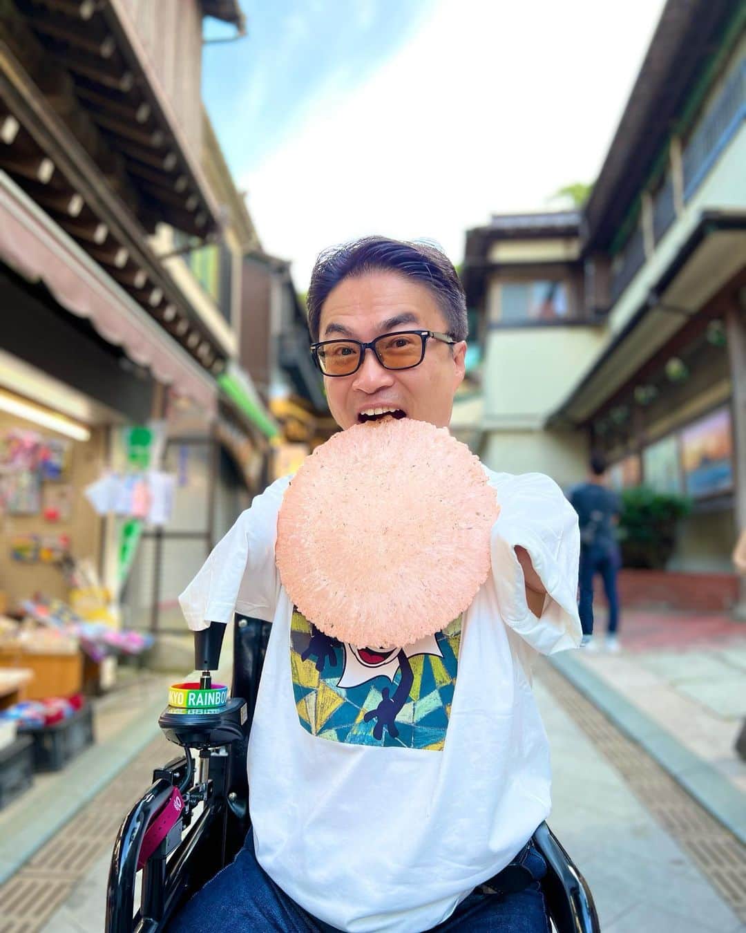 乙武洋匡のインスタグラム：「私の顔より大きな #たこせんべい。  #江ノ島 #たこせん #食べきれるかな」