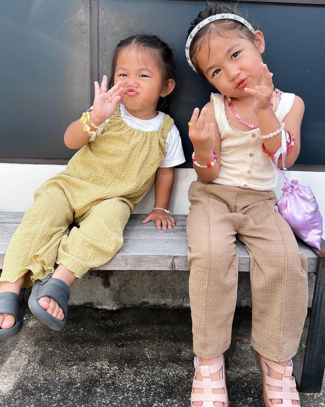 Hiiiiikoのインスタグラム：「♡ . . 我が子ってさ、なんでこんなに 可愛行くて愛しいんだろ🥺💕  必死過ぎた20代の時より 30過ぎてからの子育てが余裕がある😌 昔なら怒っていたことを 今は、"今だけの姿なんだよね"と 愛しく笑って見ていられる。  甘やかし過ぎて自分が大変になってる事もたくさんあるけどねー😀笑  今しかないこの子達の姿を出来る限り 目に焼き付けて記憶にたくさん残したい♡ . . #姉妹#女の子ベビー#女の子#3歳#1歳#2歳差#2歳差姉妹#キッズコーデ#子供服#プチプラ#プチプラコーデ#ファッション#シンプルコーデ#キッズ服#4人のママ#歳の差姉妹#こどものいる暮らし#子供のいる生活#子供服」