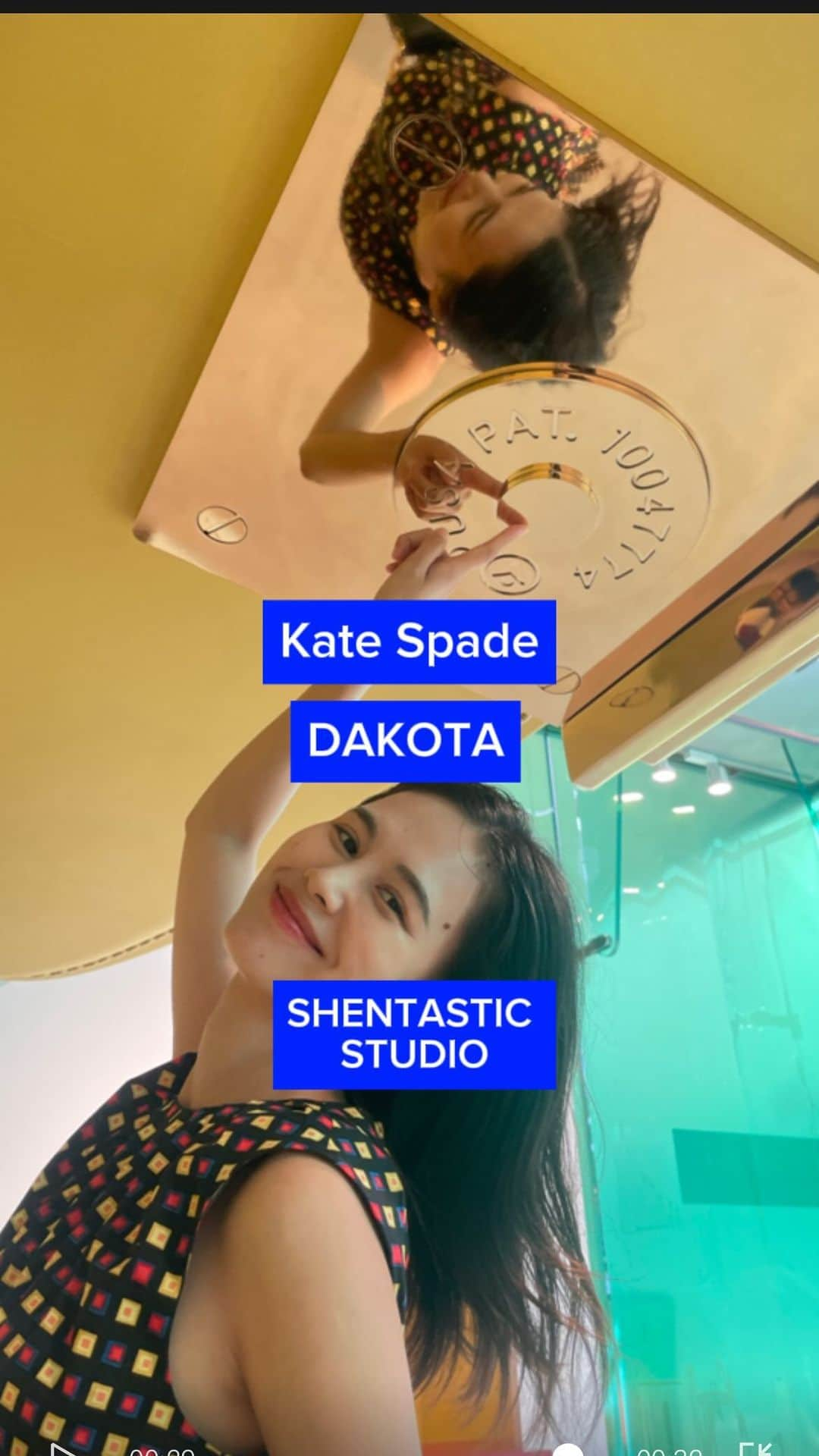 田中シェンのインスタグラム：「今日から #katespadenydakota 👜 のイベントが @hz_shibuya にて 10/1まで開催されるみたいです♠️ 一足先に体験してきました〜🙆🏻‍♀️  @katespadejapan   ①photoboothがあるよ ②お土産のお菓子ももらえる  びっくりしたのは新しいバッグ DAKOTAの等身大のバッグがあること‼️ 再現率高い📸💯  お近くの際はぜひ寄って 見てくださいね〜☺️  #katespadejapan  #katespadenydakota  #ケイトスペードダコタ #ケイトスペードアドベンチャー」