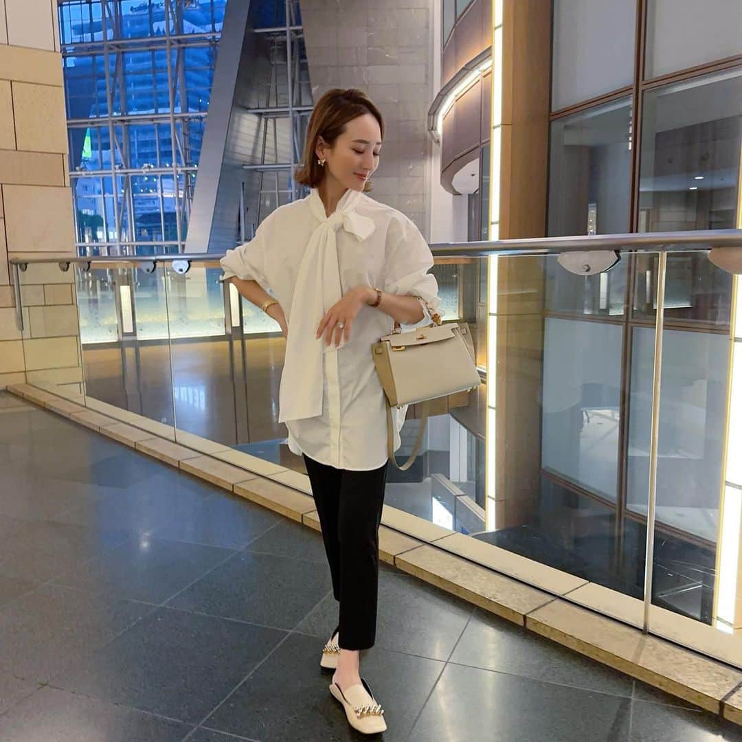 星玲奈のインスタグラム：「先日、仲良しのママ友のお仕事終わりを待って、久しぶりにヒルズディナーしたとき。3年前に子どもたちが転校する前の学校から、今でも親も子も仲良し🥹❤️ 塾終わりまでの短い時間だったけど、充実😍  このときはいているテーパードパンツ、 なんと軽く7年目突入。 何度断捨離しても、これは絶対手放せない私の中でこれ以上に出会ったことがない最上級のテーパードパンツ。 生地感とか、シルエットとか、膝下が真っ直ぐみえるとか、あれこれディテールとか色々バランスが最高。 私が購入した年以降、もう作られていないのが残念すぎる。 こんなに長年大事に着ているお洋服ってなかなかないかも🥹  そして、ロッシのスリッパ。 玄関に置いておいたら ママ！かかとふんじゃダメじゃん！と子に怒られた。笑 こういう靴なんだけどね笑 だめなことしてるように見えるよね😂  top @maisonbreeze_official #メゾンブリーズ　#maisonbreeze  bottom @stunninglure #スタニングルアー #stunninglure  shoes @sergiorossi #セルジオロッシ #sergiorossi  bag ＠hermes #hermes #エルメス ・ #coordinate #fashion#outfit#ootd#instafashion #コーデ#コーディネート#ファッション#ママコーデ#ママコーディネート」