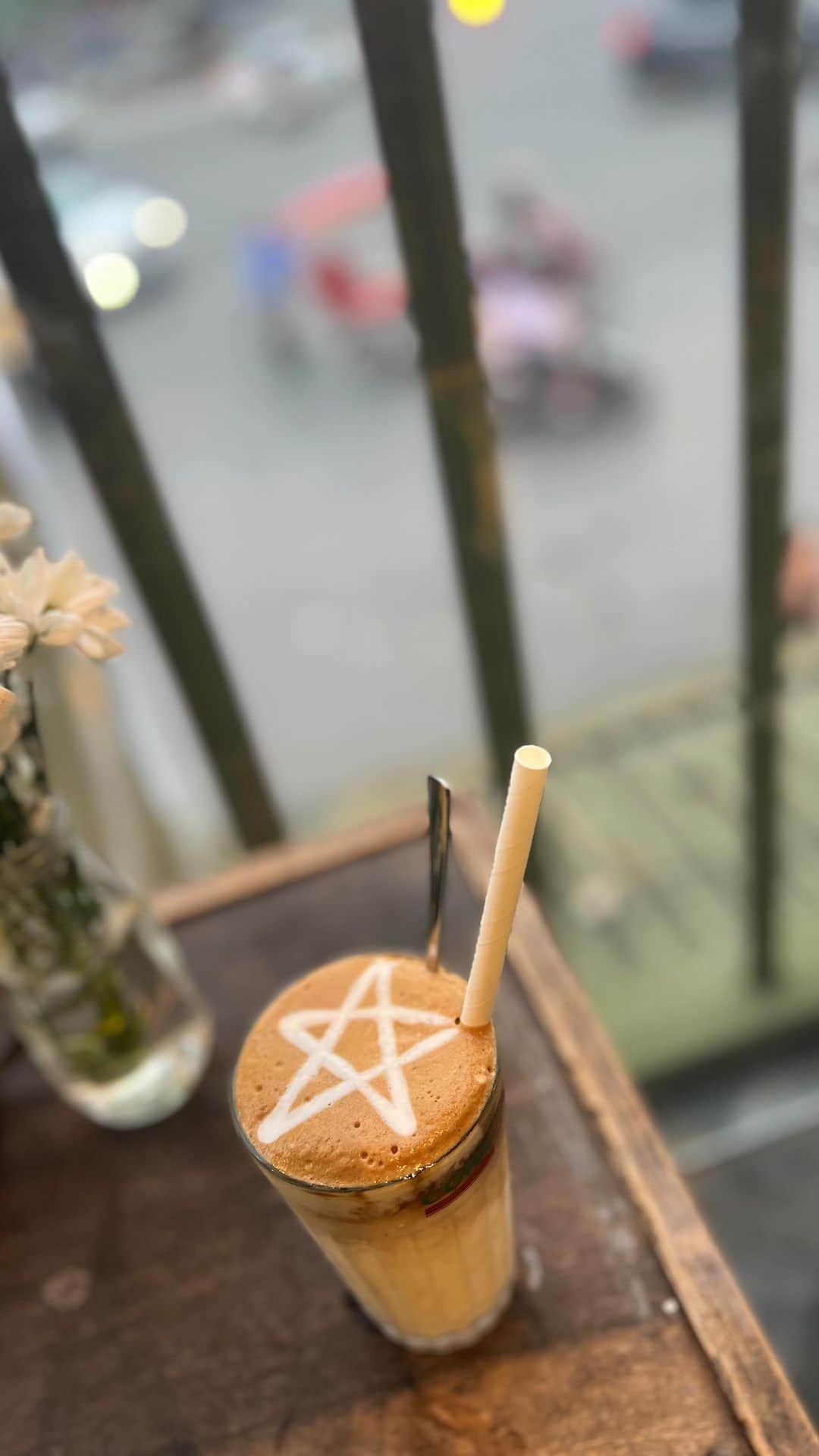 坂田陽子のインスタグラム：「ハノイでベトナムコーヒーはしごしてみた。 ・ #ホアンキエム湖前の @congcaphe  #コンカフェ　 ・ 南北統一前の古き良きハノイと「共産主義」をコンセプトとしたレトロな店内で頂いたのは　#ヨーグルトコーヒー ・ トロリとしたヨーグルトと練乳、砕いた氷の入ったグラスにベトナムコーヒーを。 意外な組み合わせだけど ビターなコーヒーとヨーグルトの酸味、練乳の甘味でまろやかに。有り！な組み　　　　　　合わせ😆 ・ #バインミー25 と同じ通りにあって 食後に頂いた　@kafacafevietnam  の #ココナッツコーヒー ココナッツと練乳のシャーベットが アイスコーヒーの上にどんっとのっかってる💦 コーヒーとの相性の良いココナッツの風味。シャリシャリの食感。 美味しいけど、 おぉぉ💦完全なるカロリーオーバー🧥 ・ #kafacafe の前にコーヒー豆の専門店があったので自宅用に購入。 折角だからと ベトナムに来たら飲んでおきたかった #エッグコーヒー　を。 ・ コーヒーに卵黄、砂糖、コンデンスミルクを混ぜたハノイでは定番の飲み物らしく、 とろーりと濃厚で 「液体ティラミス」と呼ばれるのも納得なクリーミーなコーヒー。 うん、まぁ、甘いです😆 ・ ハノイの名物コーヒー、どれも美味しいけど スウィーツ感覚？ 私はやっぱりブラックコーヒー派です😆😆 そりゃ3軒もハシゴすればカロリーオーバーだよね笑笑 ・ #ベトナム  #ハノイ  #ハノイ カフェ巡り #ベトナムコーヒー #ヨーグルトコーヒー #ココナッツコーヒー #エッグコーヒー #カロリーオーバー間違いなし」