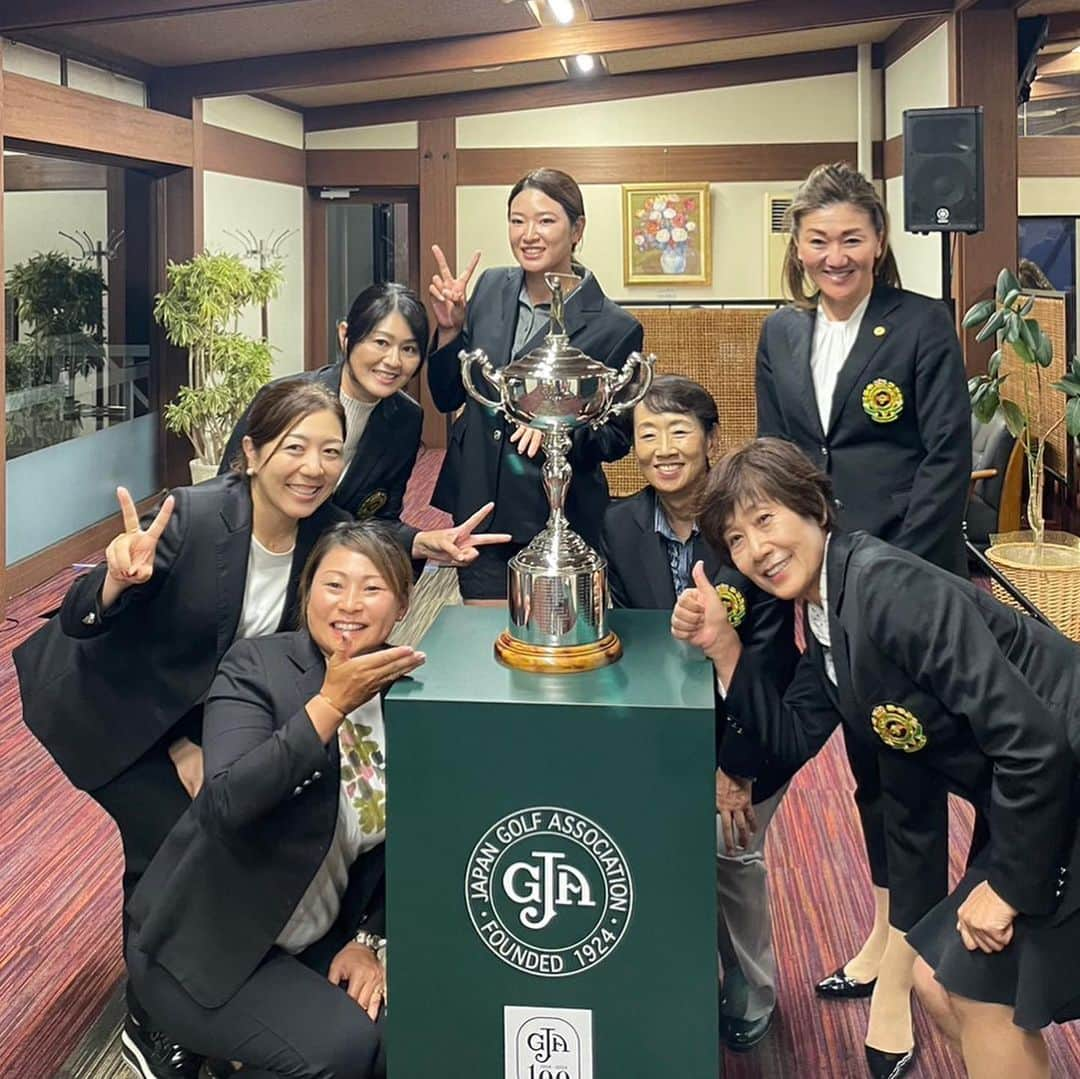 宮里美香のインスタグラム：「*** 2023年日本女子オープン 歴代優勝者が集う、チャンピオンズディナーに出席させて頂きました！  今年の会場は、40年振りに開催となる福井県”芦原ゴルフクラブ”⛳️日本海に面した、シーサイドコース。選手としてプレーしたかったですが、今は育休中なのでいつかプライベートで回ってみたいと思います😌  久しぶりに大先輩方々とお会いできて、嬉しかったです！ そして、トロフィー🏆とも久々のご対面🥺もう一度、名前を刻みたいなと思いながら写真を撮っていました！！  試合は今日から(9/28)初日が始まっていますね！今年は、テレビの前でその模様を見届けて、来年は選手として出場できるように頑張ります🔥  #japanwomensopen  #日本女子オープン  #チャンピオンズディナー #歴代優勝者  #久しぶりに #お会いできました  #大先輩方々と  #芦原ゴルフクラブ  #ママゴルファー」