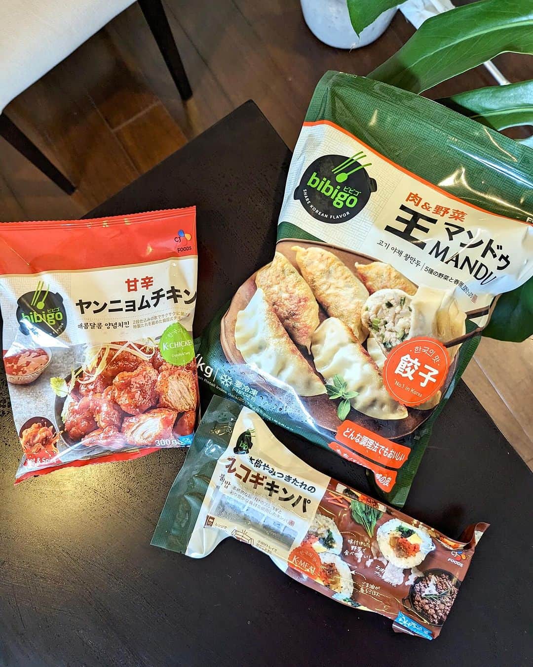 石井里奈さんのインスタグラム写真 - (石井里奈Instagram)「革命的な冷凍食品に出会ってしまった❣️韓国のブランドの @bibigo.jp 🫶🇰🇷 . もうね簡単ですっごく美味しくて大感動❣️ 私は王マンドゥとプルコギキンパとヤンニョムチキンを︎💕︎ 全部美味しい〜︎💕︎ キンパはレンジでハーフトレイなら1分半ぐらいチンして4分置くだけ！パックも小分けで食べたい分だけできる❣️ . おうちで女子会する時簡単に韓国料理パーティーができちゃうし、お弁当にも入れやすくていいね🥰❤️ . ヤンニョムチキンもべちゃつかず辛すぎず美味しくて、王マンドゥもレンジでも焼きでもいろんな調理方法選べるよ✌️ こないだ韓国行った時もbibigoの商品がたくさん並んでて気になったよ🥰 . 今Instagramキャンペーンを実施中！ @bibigo.jp をフォローして、#bibiGoGoGo #Livedelicious をつけて投稿するとなんと！韓国行きの航空券が当たるチャンス！！ 他にもbibigo商品詰め合わせなど当たるので是非参加してみてね！ . #PR #bibiGoGoGo #Livedelicious #韓国情報 #韓国料理 #韓国好き #韓国 #冷凍食品 #お弁当 #簡単料理 #キンパ #ヤンニョムチキン #マンドゥ #餃子 #gyoza #おうちごはん #bibigo」9月28日 12時08分 - ri7tin1025