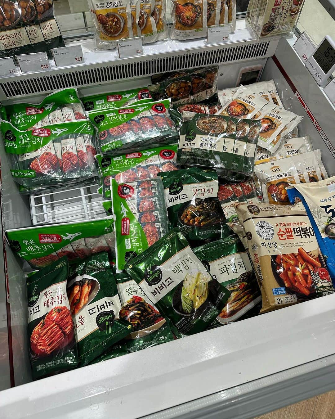 石井里奈さんのインスタグラム写真 - (石井里奈Instagram)「革命的な冷凍食品に出会ってしまった❣️韓国のブランドの @bibigo.jp 🫶🇰🇷 . もうね簡単ですっごく美味しくて大感動❣️ 私は王マンドゥとプルコギキンパとヤンニョムチキンを︎💕︎ 全部美味しい〜︎💕︎ キンパはレンジでハーフトレイなら1分半ぐらいチンして4分置くだけ！パックも小分けで食べたい分だけできる❣️ . おうちで女子会する時簡単に韓国料理パーティーができちゃうし、お弁当にも入れやすくていいね🥰❤️ . ヤンニョムチキンもべちゃつかず辛すぎず美味しくて、王マンドゥもレンジでも焼きでもいろんな調理方法選べるよ✌️ こないだ韓国行った時もbibigoの商品がたくさん並んでて気になったよ🥰 . 今Instagramキャンペーンを実施中！ @bibigo.jp をフォローして、#bibiGoGoGo #Livedelicious をつけて投稿するとなんと！韓国行きの航空券が当たるチャンス！！ 他にもbibigo商品詰め合わせなど当たるので是非参加してみてね！ . #PR #bibiGoGoGo #Livedelicious #韓国情報 #韓国料理 #韓国好き #韓国 #冷凍食品 #お弁当 #簡単料理 #キンパ #ヤンニョムチキン #マンドゥ #餃子 #gyoza #おうちごはん #bibigo」9月28日 12時08分 - ri7tin1025
