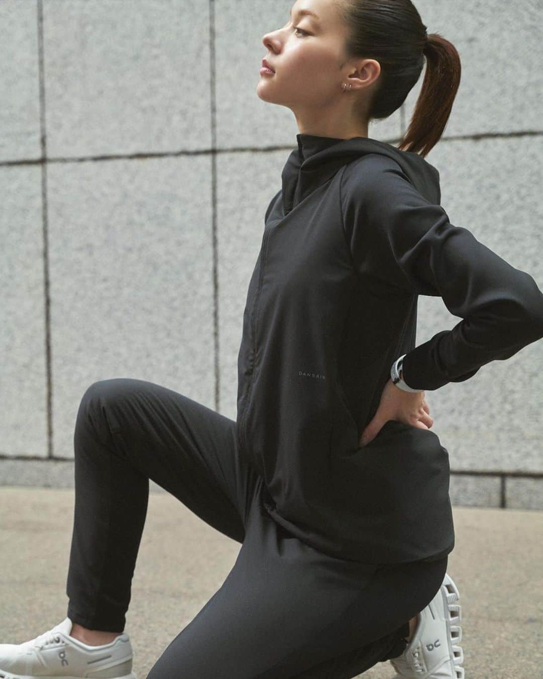 DANSKIN Japanのインスタグラム：「【ALYSSA INSULATION】  寒い季節のランニングに欠かせない暖かさと動きやすさを両立するハイブリッドウエア  🏷ALYSSA HYBRID INSULATION JACKET DC523307　￥30,800(tax incl.)  🏷ALYSSA HYBRID INSULATION PANTS DC623304　￥24,200(tax incl.)  ジャケットのボディ部分は遠赤外線輻射作用により自然なあたたかさが持続する光電子中わた入り素材を、袖にはやわらかくストレッチ性に優れたフリース素材を組み合わせました。同シリーズのパンツは前身頃に中わたを、後身頃にフリース素材を組み合わせ、保温しながらも快適な動きやすさを叶えました。 冬場のランや屋外でのワークアウトに適しています。  商品詳細は画像の商品タグをCHECK🏷 画像右下のボタンで保存をしておくと後から見返すのに便利です🔖  本日、ダンスキンブランドサイトにてALYSSAコンテンツ公開しました。プロフィールTOPのURLよりご覧ください。  ─────────────── 寒い季節のアクティブライフをサポートする中わた入りALYSSAシリーズが新登場。 軽くて暖かく、アウターとしてもミドラーとしても活躍する適度な厚みのインサレーションアイテムが揃っています。  ☑中わたには光電子インサレーションを採用 ☑遠赤外線の輻射作用により自然なあたたかさが持続 ☑初秋のアウターとして、晩冬のミドラーとしてロングシーズン着まわせるミドルロフト ☑はっ水機能を備えているので雨の日も雪の日も汚れにくく安心 ☑紫外線から肌を守るUVカット機能付き ☑環境配慮型素材を採用したGREEN MATERIALアイテム ───────────────  #danskin #danskinjapan #ダンスキン #こころとからだ #わたしを生きる」