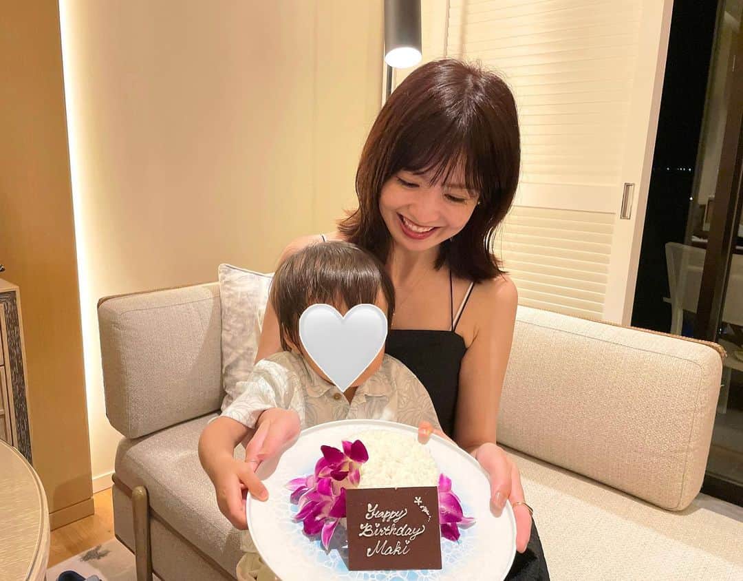吉羽真紀のインスタグラム：「誕生日をココナッツケーキでお祝いしてもらいました🎂🌺⠀妹家族も一緒に。⠀ ⠀ 気づけば36歳、、⠀ ということは息子もあっという間に成人してくのかな。毎日健康に過ごせますように。  #mybirthday」