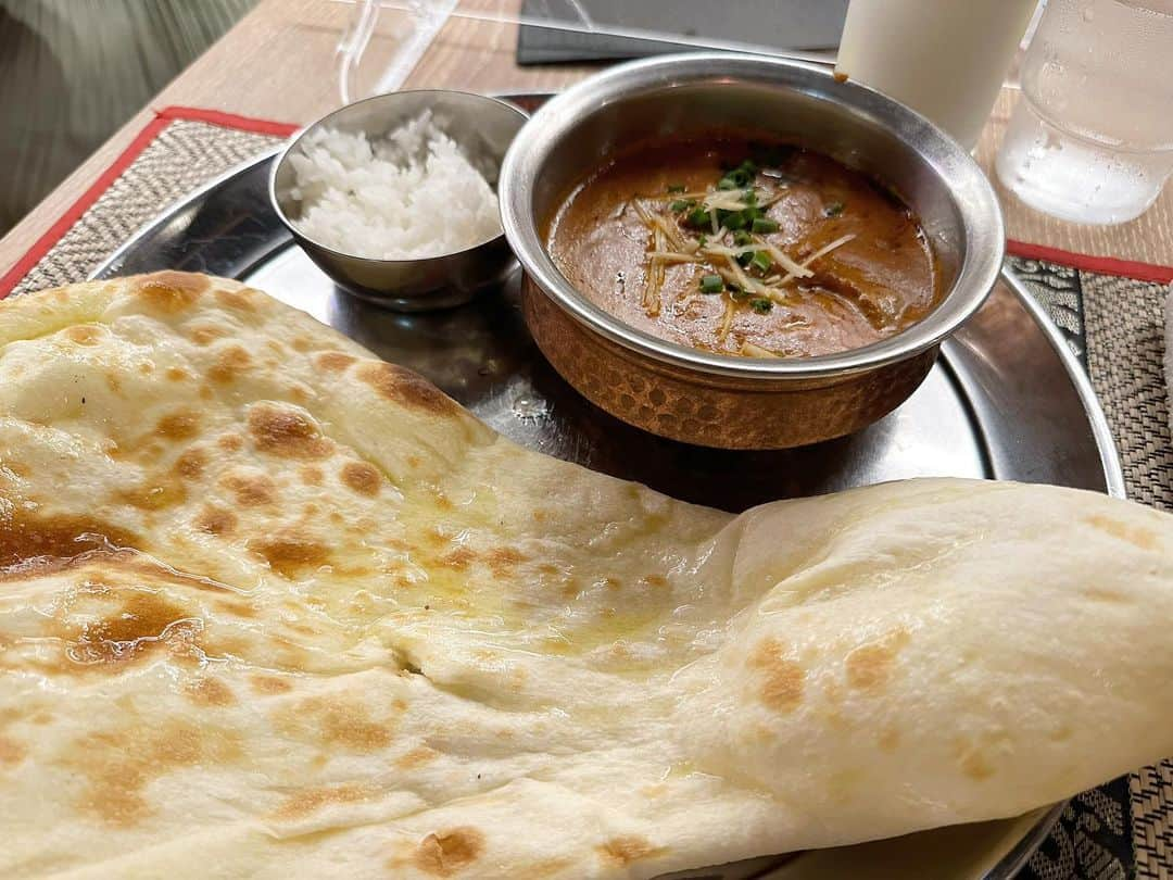 まえちゃんねるのインスタグラム：「今日のランチは、マトンカレー🍛とても活気のあるお店でナイス👍辛さもなかなか🔥ちなみに昨日はとある中華料理屋に行ったんだけど、今時喫煙OKのお店でタバコ臭くて頭痛になり最悪でした😓  #ランチ #今日のランチ #マトンカレー #カレー #美味い」