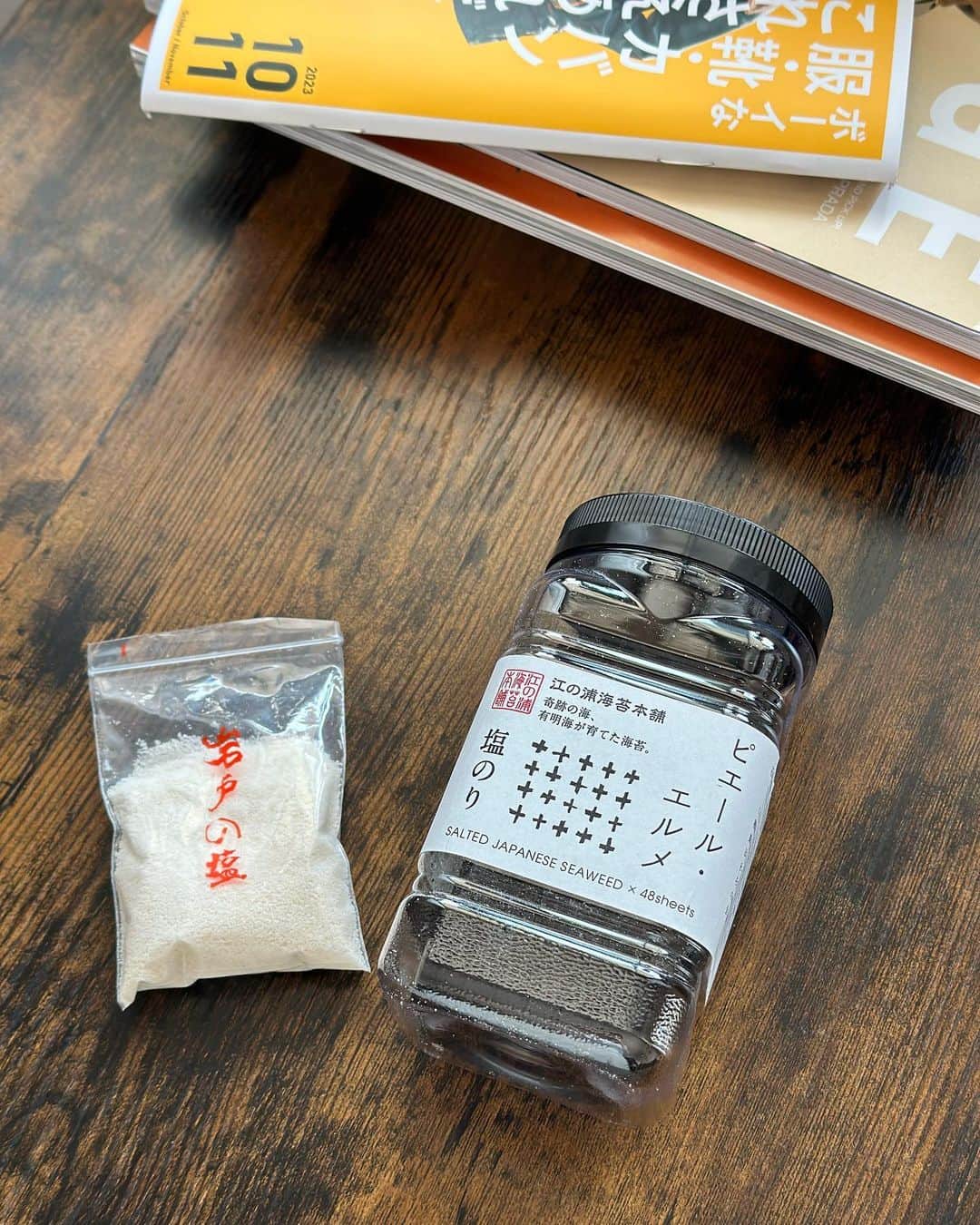 誠子さんのインスタグラム写真 - (誠子Instagram)「いらっしゃいませ、こんにちは。 きのうは、好きな人たちに会う予定があったので栗おむすびを作りました。  黒豆茶で炊いて、頂き物の素敵な海苔と、お塩を使いました。お塩は伊勢志摩のもので、味も美味しくてご利益もあるパワー塩です。良いことありますように🙊✨  チャームポイントは、ハロウィンの旗です🎃  #誠子食堂」9月28日 12時16分 - seiko_1204