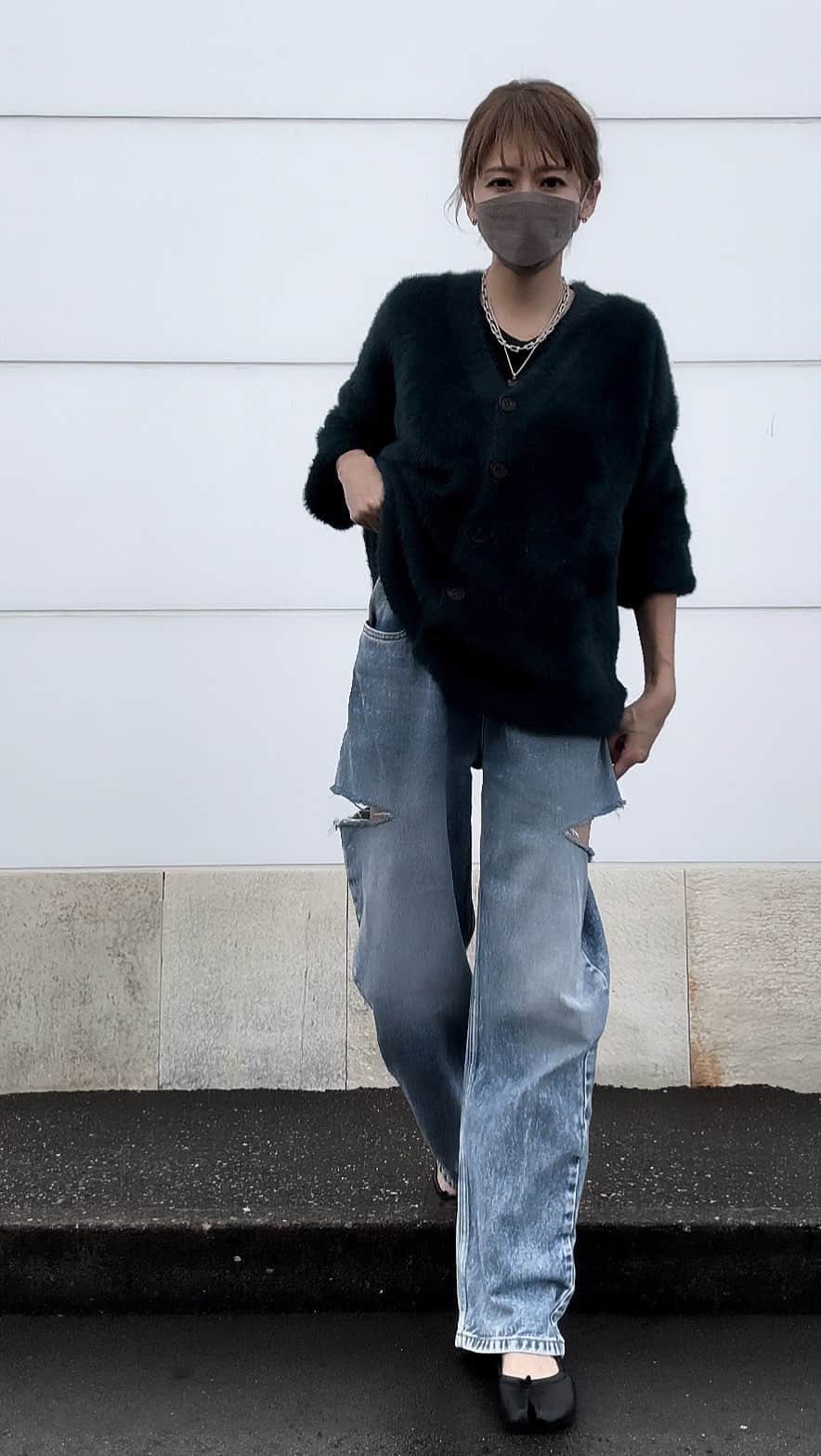 山本明果のインスタグラム：「⠀ ⠀ ⠀ ⠀ 🤍🩶🤍🩶  ⠀ ⠀ 本日21時販売開始のシャギーカーディガン オススメすぎてリール載せます。 素材、形、色味、肌触り、とにかく優秀です。 長く着用していただけます。 チクチクしないし落ち感が最高だし太って見えないし。 袖捲ってもいいし、抜け感出せまくりです。 着用しているブルーグリーンの色味も最高。 即納ですが、即納分完売次第、10月発送に切り替わります。 ぜひお早めに！ シャギーニットも同素材でオススメ」