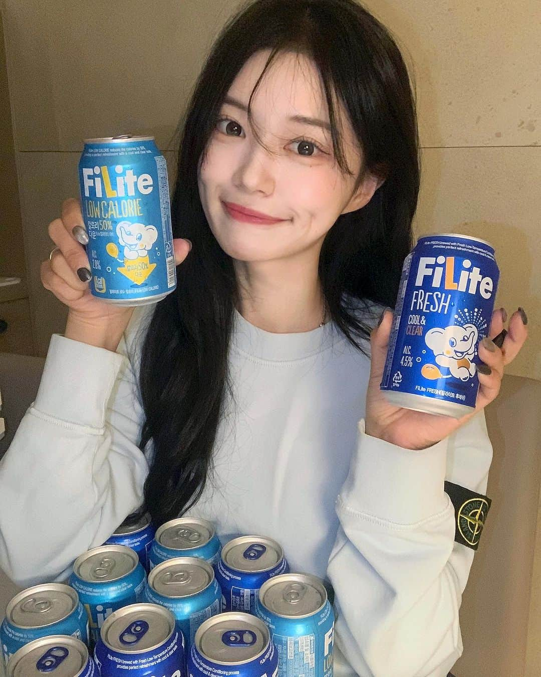 ノ・ジョンファさんのインスタグラム写真 - (ノ・ジョンファInstagram)「#광고 @official.filite  평소 좋아하는 필라이트 후레쉬 대비 칼로리 50% Down된 필라이트 로우 칼로리 출시 !!   시원 상쾌한 필라이트 후레쉬를 너무너무 좋아하는 저로서 칼로리를 절반으로 줄였다니! 운동하는 나에겐 완전 꿀 소식 .. ♥   다이어트 하면서 관리가 필요한 상황에서 마셔야 한다면 필라이트 로우 칼로리가 딱이에요!   말도 안되게 12캔에 만원 정도라는 가성비 ♥  #필라이트 #필라이트로우칼로리 #말도안되지만 #로우칼로리 #필라이트후레쉬 #헬스 #운동 #다이어트 #오운완」9月28日 12時38分 - ro.junghwa