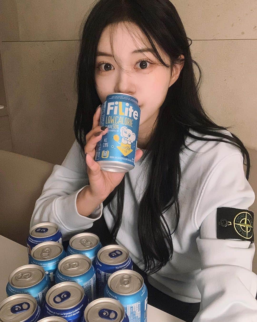 ノ・ジョンファさんのインスタグラム写真 - (ノ・ジョンファInstagram)「#광고 @official.filite  평소 좋아하는 필라이트 후레쉬 대비 칼로리 50% Down된 필라이트 로우 칼로리 출시 !!   시원 상쾌한 필라이트 후레쉬를 너무너무 좋아하는 저로서 칼로리를 절반으로 줄였다니! 운동하는 나에겐 완전 꿀 소식 .. ♥   다이어트 하면서 관리가 필요한 상황에서 마셔야 한다면 필라이트 로우 칼로리가 딱이에요!   말도 안되게 12캔에 만원 정도라는 가성비 ♥  #필라이트 #필라이트로우칼로리 #말도안되지만 #로우칼로리 #필라이트후레쉬 #헬스 #운동 #다이어트 #오운완」9月28日 12時38分 - ro.junghwa