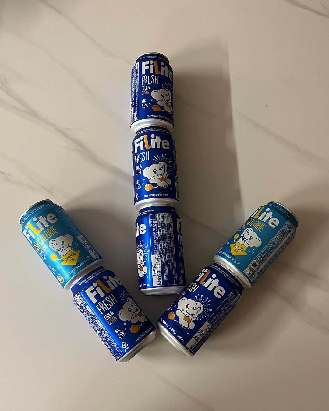 ノ・ジョンファさんのインスタグラム写真 - (ノ・ジョンファInstagram)「#광고 @official.filite  평소 좋아하는 필라이트 후레쉬 대비 칼로리 50% Down된 필라이트 로우 칼로리 출시 !!   시원 상쾌한 필라이트 후레쉬를 너무너무 좋아하는 저로서 칼로리를 절반으로 줄였다니! 운동하는 나에겐 완전 꿀 소식 .. ♥   다이어트 하면서 관리가 필요한 상황에서 마셔야 한다면 필라이트 로우 칼로리가 딱이에요!   말도 안되게 12캔에 만원 정도라는 가성비 ♥  #필라이트 #필라이트로우칼로리 #말도안되지만 #로우칼로리 #필라이트후레쉬 #헬스 #운동 #다이어트 #오운완」9月28日 12時38分 - ro.junghwa