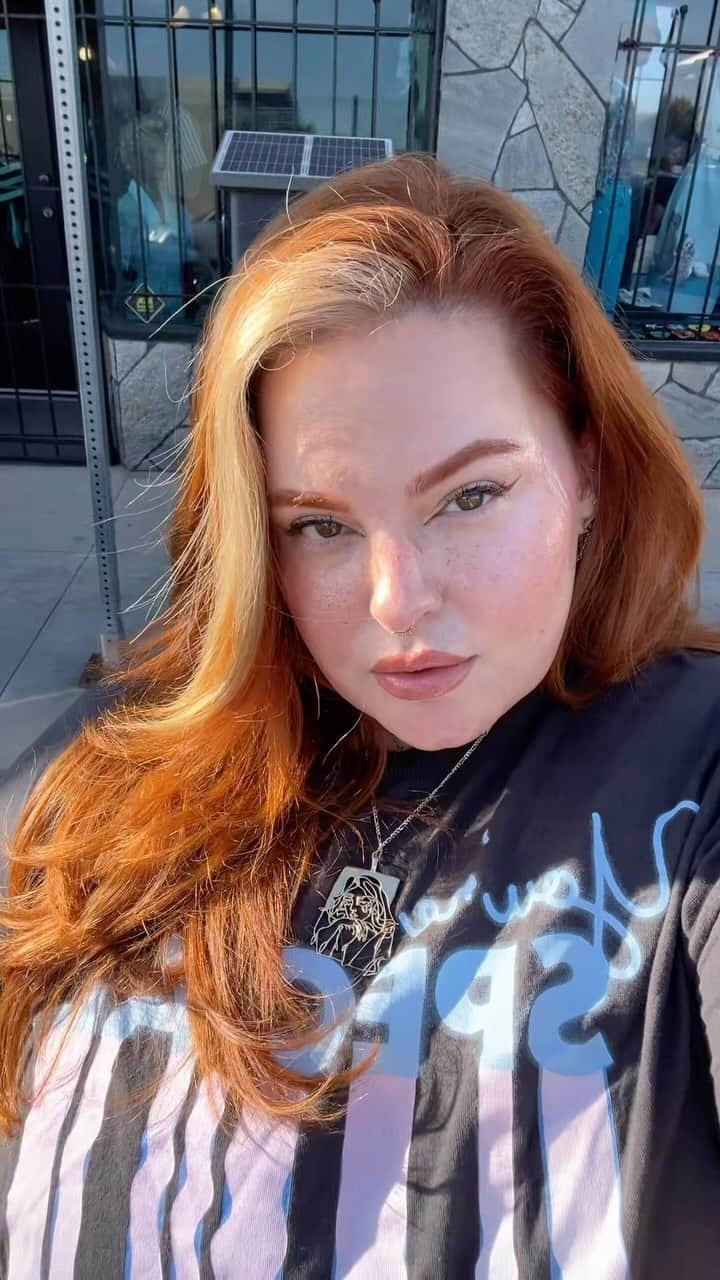 テス・ホリデーのインスタグラム：「Money piece bc I’m lookin like a million 🤑   @hairbymelissasilva @prettythings.la love you foreverrrrr! ❤️‍🔥🙏 #newhair #moneypiece #moneypiecehighlights」