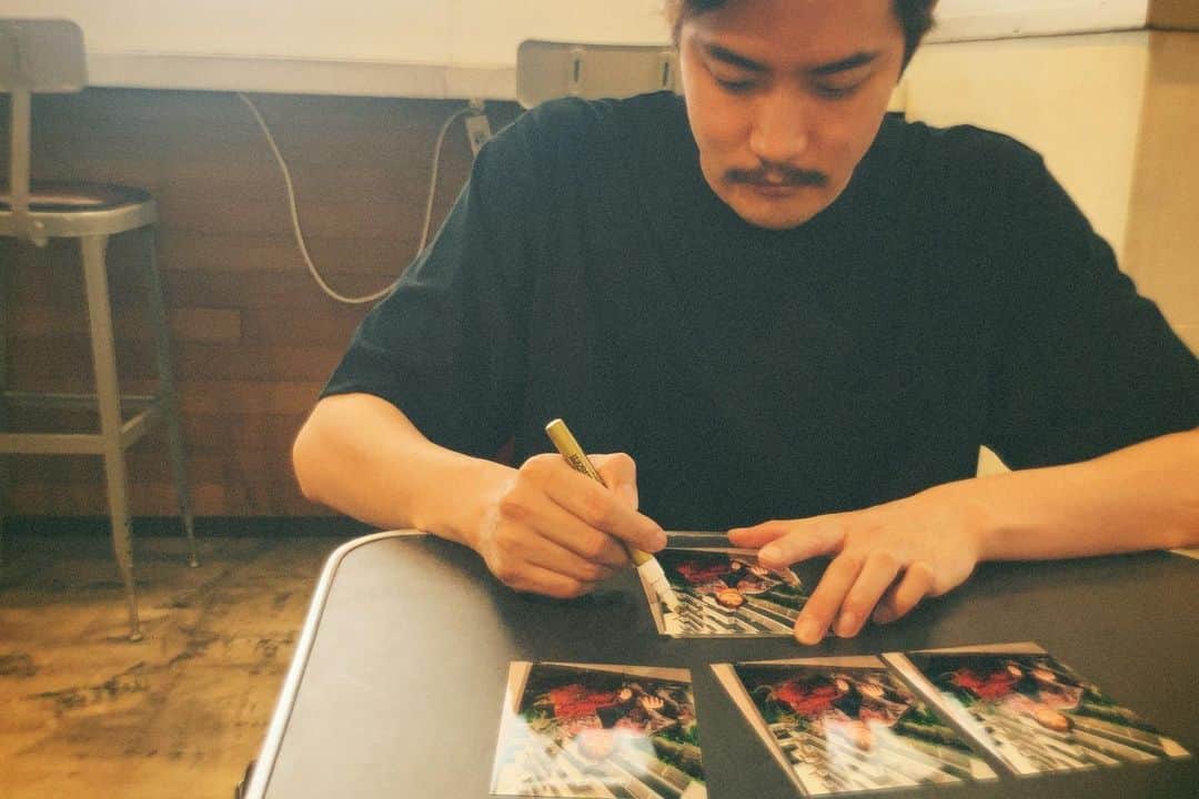 白石隼也さんのインスタグラム写真 - (白石隼也Instagram)「おまけ写真にサインを書いている白石です。 「マーク・トウェインと不思議な少年」仕様で髭有りです🥸」9月28日 12時32分 - s_shiraishikun