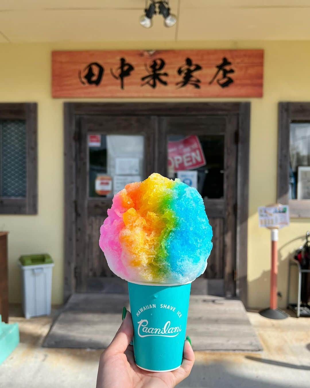 annaのインスタグラム：「.  5年ぶりくらいの田中果実店🍧 めちゃ美味しかった🩷💛🩵  三矢本舗でサーターアンダギー買って こちらも美味しすぎて 帰りにもおみやげで爆買い✌️  名護の方に来たら絶対行く安定のゆきの🍴 たくさん食べた1日中🐷♡幸  #沖縄旅行#田中果実店#恩納村カフェ#三矢本舗#名護グルメ」