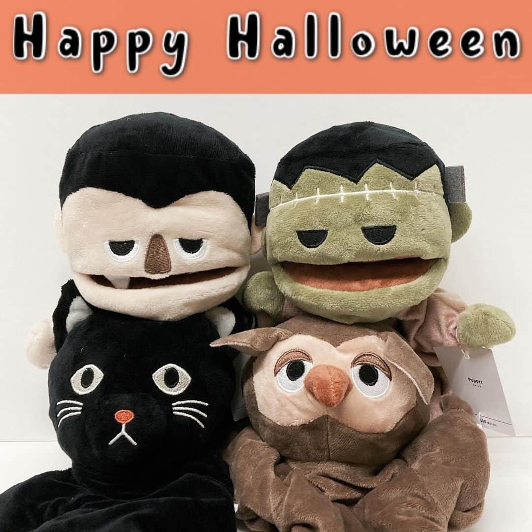 3COINS lN LUMINEのインスタグラム：「・ こんにちは。ルミネエスト新宿店です👻 本日は【 Halloween アイテム】のご紹介です🎃 ⋆┈┈┈┈┈┈┈┈┈┈┈┈┈┈┈⋆ ⚪️パペット CAT/OWL/DRACULA/FRANKEN 各種¥500(税込¥550) ⋆┈┈┈┈┈┈┈┈┈┈┈┈┈┈┈⋆ ◾︎コスプレアイテム◾︎ ⚪️ネコセット ¥300(税込¥330) ⚪️魔女セット ¥500(税込¥550) ⚪️オバケポンチョ ¥800(税込¥880) ⋆┈┈┈┈┈┈┈┈┈┈┈┈┈┈┈⋆ ◾︎コスプレグッズ◾︎ ⚪️スタイ・カラー:PUMPKIN・BAT ¥300(税込¥330) ⚪️かぼちゃバッグ ¥300(税込¥330) ⚪️こうもりお面 ¥150(税込¥165) ⚪️大きなスティック・サイズ約50cm ¥300(税込¥330) ⚪️大きなステッキ:サイズ約60cm ¥300(税込¥330)  ﹏﹏﹏﹏﹏﹏﹏﹏﹏﹏﹏ 今年もHalloweenグッズが登場！ 大人も使えそうな大きめなステッキや、インテリアアイテムもございます。 家族Halloweenを楽しんでみてはいかがでしょうか🎃👻 ﹏﹏﹏﹏﹏﹏﹏﹏﹏﹏﹏ 是非店頭にてご覧下さいませ✨️ 皆様のご来店お待ちしております。 ・ 店舗によって在庫状況が異なりますので、ご注意ください。 ・ お電話での在庫確認も行っておりますので、ご利用くださいませ📞 ・ ルミネエスト新宿は営業時間を変更しております。 平日:11:00〜21:00 土日祝:10:30〜21:00 (一部営業時間が異なるショップもございます)  #3COINS #3coins #スリーコインズ #スリコ  #ルミネエスト新宿  #スリコ購入品 #プチプラ #新商品 #new #Halloween #ハロウィン#ハロウィンコスプレ #コスプレ #インテリア #happyhalloween」