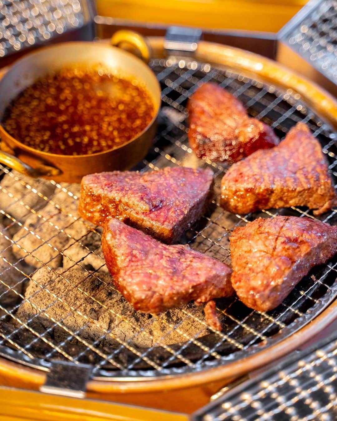 ナゴレコさんのインスタグラム写真 - (ナゴレコInstagram)「＼NEW OPEN🎉焼肉を“くぐらせて”食べる！京風スタイルでいただくユニークな大衆焼肉店🥩／  子どもから大人まで楽しめる“焼肉”。 焼肉といえば、焼いたお肉にタレやお塩など好みの味付けをしていただくのが一般的なイメージですよね💭  実は、関西・京都の地では独特な焼肉文化があり、焼いたお肉を“洗いダレ”という透明なタレにくぐらせていただく食べ方が根付いているのだそう🥢  今回は、名古屋で京風スタイルの焼肉が楽しめるユニークな大衆焼肉店をご紹介✨  京都のブランド牛を使った豪快な塊肉や種類豊富なユッケメニューなどにも注目です👀💕  👉 @kuguru_takahashi  今回ご紹介するのは、栄にある大衆焼肉店「炭火焼肉 くぐ琉（くぐる）」さん。 地下鉄東山線・名城線 栄駅から徒歩5分ほどで到着👟  お店は飲み屋が多く立ち並ぶ錦エリアに位置していることもあり、なんと24時間営業🏮  1軒目はもちろんのこと、2軒目、シメの3軒目としても気軽に利用できそうですね◎  ●“洗いダレ”でいただく焼肉メニュー  カルビやタンなど、王道の牛メニューから4種類をピックアップ。 牛のほかにも鶏や豚、ホルモンなど焼肉メニューが豊富なくぐ琉さんですが、イチオシは京都のブランド牛「平井牛」を使った牛焼肉🥩  毎月10頭しか出荷されない希少なブランド牛ですが、一頭買いをしているため、平井牛のいろんな部位をリーズナブルな価格で楽しめるのです✨  そして、お店最大の特徴が“洗いダレ”と呼ばれる特製のタレをくぐらせていただく京風の焼肉スタイル🥢 さっぱり&ピリ辛の2種の特製洗いダレにお肉をくぐらせ、香味野菜を合わせて食べると、とっても美味しい💕  ジューシーで柔らかいお肉と香味野菜のシャキシャキ食感が相性抜群です◎  ●スタミナホルモン盛り合わせ  牛ホルモンやセンマイ、レバー、ミノ、てっちゃんなどをおろしニンニクと付け合わせたスタミナアップ間違いなしの一品です🐮 こちらも、ニンニクはもちろんのこと、洗いダレにさっとくぐらせていただくのもおすすめですよ◎  ●インパクト大！テンションが上がる豪快な塊肉メニュー  タン、ロース、ハラミを豪快に塊ごといただくことができるこちらのメニュー🔥 写真で見る以上にインパクトがあり、運ばれてきた際は思わず声をあげてしまうほど！  コクのある濃いめの特製ダレにつけ2度焼きすることで、お肉の香ばしさがアップ💕 ご飯と合わせて食べたくなる、ヤミツキになるお味！  ●全12種類！個性的で種類豊富な生肉メニュー くぐ琉さんでは、生肉を扱ったメニューもとても豊富✨ ユッケだけでも10種類あり、他ではあまり耳にしない珍しいユッケも楽しめます。  中でも「塩ミルフィーユユッケ」は、ネギのシャキシャキ感と卵黄のトロッと感が楽しめるおつまみにぴったりの一品💕  辛味のある「チャンジャユッケ」もついついお酒がすすんでしまう美味しさです🍺 くぐ琉さんは京都のお酒も豊富なので、ぜひそちらも合わせて注文してくださいね！  ●茶そば ツルッとした喉越しで、お腹が膨れていてもさっぱりといただける茶そばは〆にピッタリ🥢  デザートにはもなかを使ったアイスなどもあり、メニューの随所に京都らしさが感じられました👘  ／ 24時間営業の大衆焼肉店「炭火焼肉 くぐ琉」さんで京都の焼肉文化を体験しよう🥩✨ ＼  洗いダレを使った京風スタイルの焼肉を中心に、豪快な塊肉や種類豊富なユッケ、京都を感じるサイドメニューまでたっぷりとご紹介しました✨  どこを切り取ってもこだわりを感じられるものばかりで、驚きの連続でした！ 京都の焼肉文化を名古屋で気軽に体験できるのは嬉しいですね🌿  みなさんもぜひ、「炭火焼肉 くぐ琉」さんで京風スタイルの焼肉を楽しんでみてください🥩  #ナゴレコ で、あなたの投稿をリポスト！ webサイト「ナゴレコ」もチェックしてね👀  ‥‥‥‥‥‥‥‥‥‥‥‥‥‥‥‥ PR #炭火焼肉くぐ琉」9月28日 12時39分 - nagoya_food