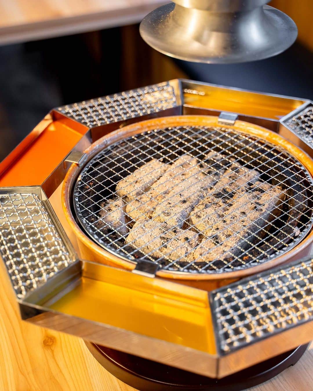 ナゴレコさんのインスタグラム写真 - (ナゴレコInstagram)「＼NEW OPEN🎉焼肉を“くぐらせて”食べる！京風スタイルでいただくユニークな大衆焼肉店🥩／  子どもから大人まで楽しめる“焼肉”。 焼肉といえば、焼いたお肉にタレやお塩など好みの味付けをしていただくのが一般的なイメージですよね💭  実は、関西・京都の地では独特な焼肉文化があり、焼いたお肉を“洗いダレ”という透明なタレにくぐらせていただく食べ方が根付いているのだそう🥢  今回は、名古屋で京風スタイルの焼肉が楽しめるユニークな大衆焼肉店をご紹介✨  京都のブランド牛を使った豪快な塊肉や種類豊富なユッケメニューなどにも注目です👀💕  👉 @kuguru_takahashi  今回ご紹介するのは、栄にある大衆焼肉店「炭火焼肉 くぐ琉（くぐる）」さん。 地下鉄東山線・名城線 栄駅から徒歩5分ほどで到着👟  お店は飲み屋が多く立ち並ぶ錦エリアに位置していることもあり、なんと24時間営業🏮  1軒目はもちろんのこと、2軒目、シメの3軒目としても気軽に利用できそうですね◎  ●“洗いダレ”でいただく焼肉メニュー  カルビやタンなど、王道の牛メニューから4種類をピックアップ。 牛のほかにも鶏や豚、ホルモンなど焼肉メニューが豊富なくぐ琉さんですが、イチオシは京都のブランド牛「平井牛」を使った牛焼肉🥩  毎月10頭しか出荷されない希少なブランド牛ですが、一頭買いをしているため、平井牛のいろんな部位をリーズナブルな価格で楽しめるのです✨  そして、お店最大の特徴が“洗いダレ”と呼ばれる特製のタレをくぐらせていただく京風の焼肉スタイル🥢 さっぱり&ピリ辛の2種の特製洗いダレにお肉をくぐらせ、香味野菜を合わせて食べると、とっても美味しい💕  ジューシーで柔らかいお肉と香味野菜のシャキシャキ食感が相性抜群です◎  ●スタミナホルモン盛り合わせ  牛ホルモンやセンマイ、レバー、ミノ、てっちゃんなどをおろしニンニクと付け合わせたスタミナアップ間違いなしの一品です🐮 こちらも、ニンニクはもちろんのこと、洗いダレにさっとくぐらせていただくのもおすすめですよ◎  ●インパクト大！テンションが上がる豪快な塊肉メニュー  タン、ロース、ハラミを豪快に塊ごといただくことができるこちらのメニュー🔥 写真で見る以上にインパクトがあり、運ばれてきた際は思わず声をあげてしまうほど！  コクのある濃いめの特製ダレにつけ2度焼きすることで、お肉の香ばしさがアップ💕 ご飯と合わせて食べたくなる、ヤミツキになるお味！  ●全12種類！個性的で種類豊富な生肉メニュー くぐ琉さんでは、生肉を扱ったメニューもとても豊富✨ ユッケだけでも10種類あり、他ではあまり耳にしない珍しいユッケも楽しめます。  中でも「塩ミルフィーユユッケ」は、ネギのシャキシャキ感と卵黄のトロッと感が楽しめるおつまみにぴったりの一品💕  辛味のある「チャンジャユッケ」もついついお酒がすすんでしまう美味しさです🍺 くぐ琉さんは京都のお酒も豊富なので、ぜひそちらも合わせて注文してくださいね！  ●茶そば ツルッとした喉越しで、お腹が膨れていてもさっぱりといただける茶そばは〆にピッタリ🥢  デザートにはもなかを使ったアイスなどもあり、メニューの随所に京都らしさが感じられました👘  ／ 24時間営業の大衆焼肉店「炭火焼肉 くぐ琉」さんで京都の焼肉文化を体験しよう🥩✨ ＼  洗いダレを使った京風スタイルの焼肉を中心に、豪快な塊肉や種類豊富なユッケ、京都を感じるサイドメニューまでたっぷりとご紹介しました✨  どこを切り取ってもこだわりを感じられるものばかりで、驚きの連続でした！ 京都の焼肉文化を名古屋で気軽に体験できるのは嬉しいですね🌿  みなさんもぜひ、「炭火焼肉 くぐ琉」さんで京風スタイルの焼肉を楽しんでみてください🥩  #ナゴレコ で、あなたの投稿をリポスト！ webサイト「ナゴレコ」もチェックしてね👀  ‥‥‥‥‥‥‥‥‥‥‥‥‥‥‥‥ PR #炭火焼肉くぐ琉」9月28日 12時39分 - nagoya_food