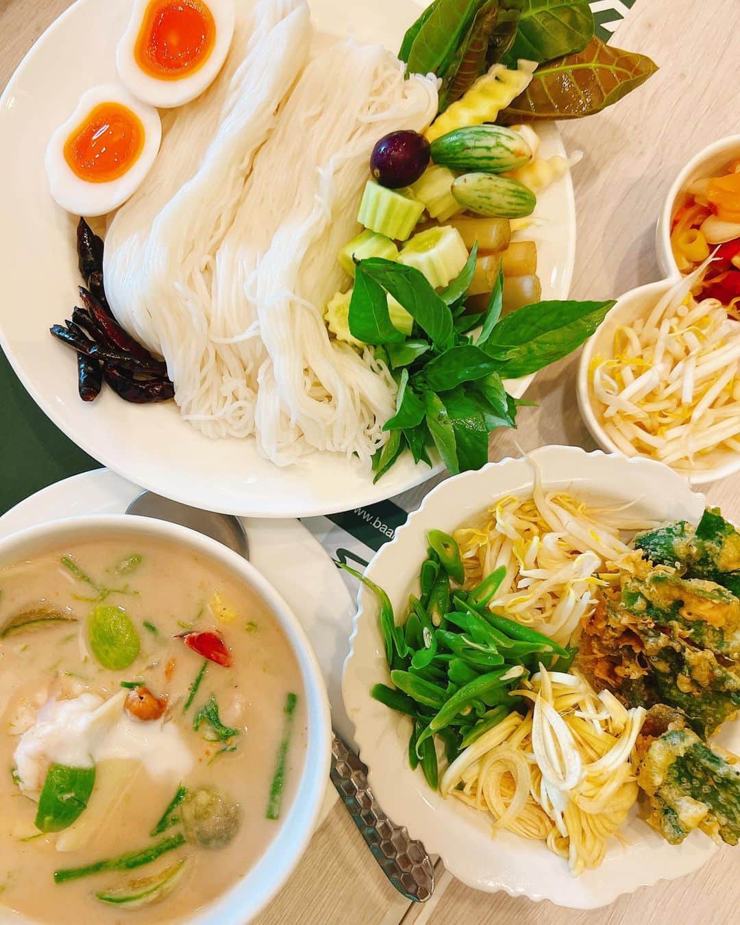 リサ のインスタグラム：「美味しいThai food!!🇹🇭 @baanicerestaurant   #thai #bangkok #thaifood」