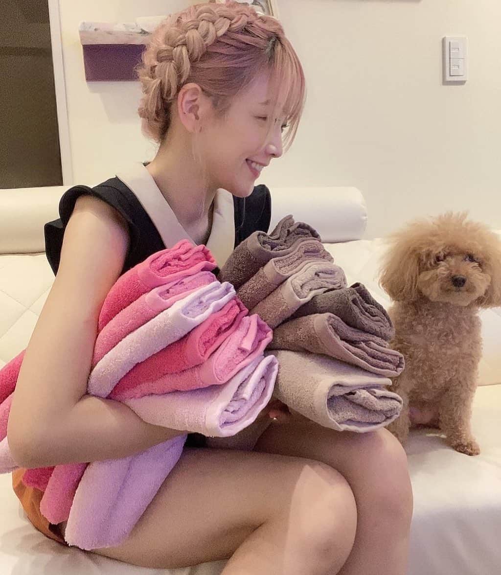 のインスタグラム：「バスタオルをゲッチュしたけど、広げてみたらネオバスタオルだった」