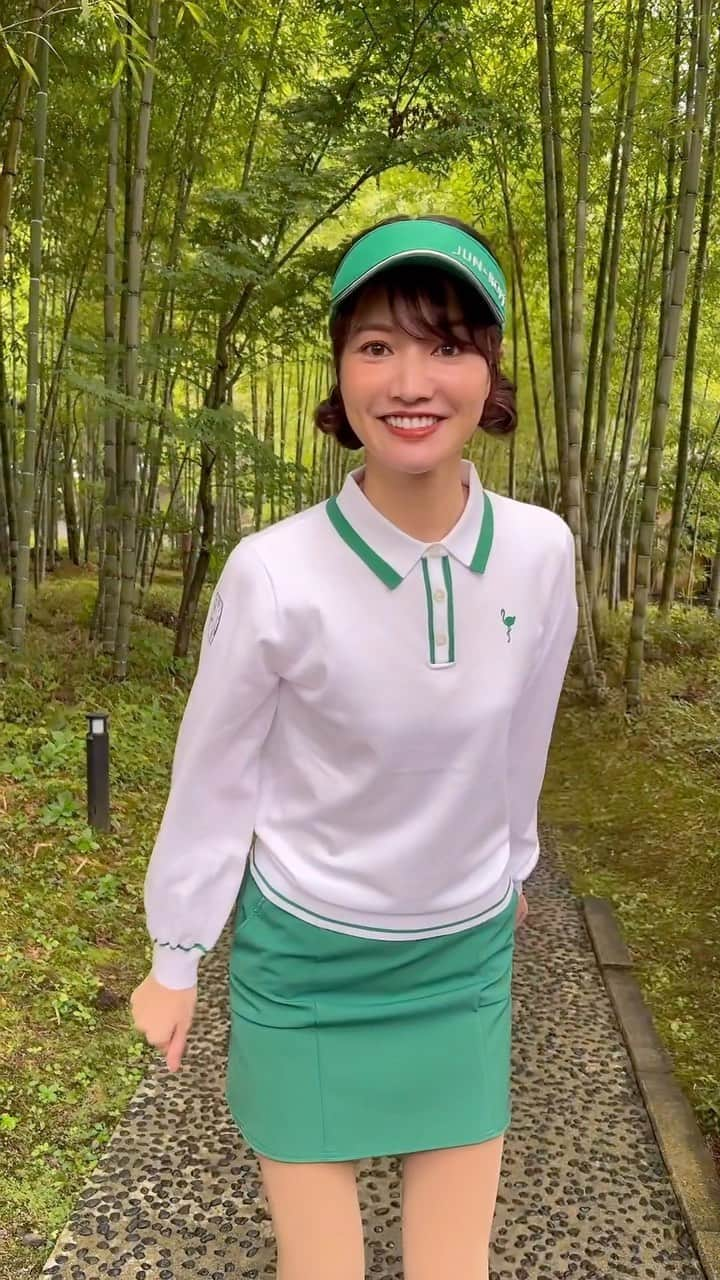 三枝こころのインスタグラム：「ジュンロペグリーン⛳️ 秋冬も可愛いのでチェックしてみて下さい。 ヘアメイクさんいるから、ヘアアレンジ楽しんでます😍 お団子を下めにするとキュートな雰囲気🩷 #コーディネート #junandrope #グリーン #女子コンペ #golf #ママゴルフ #ゴルフ女子」