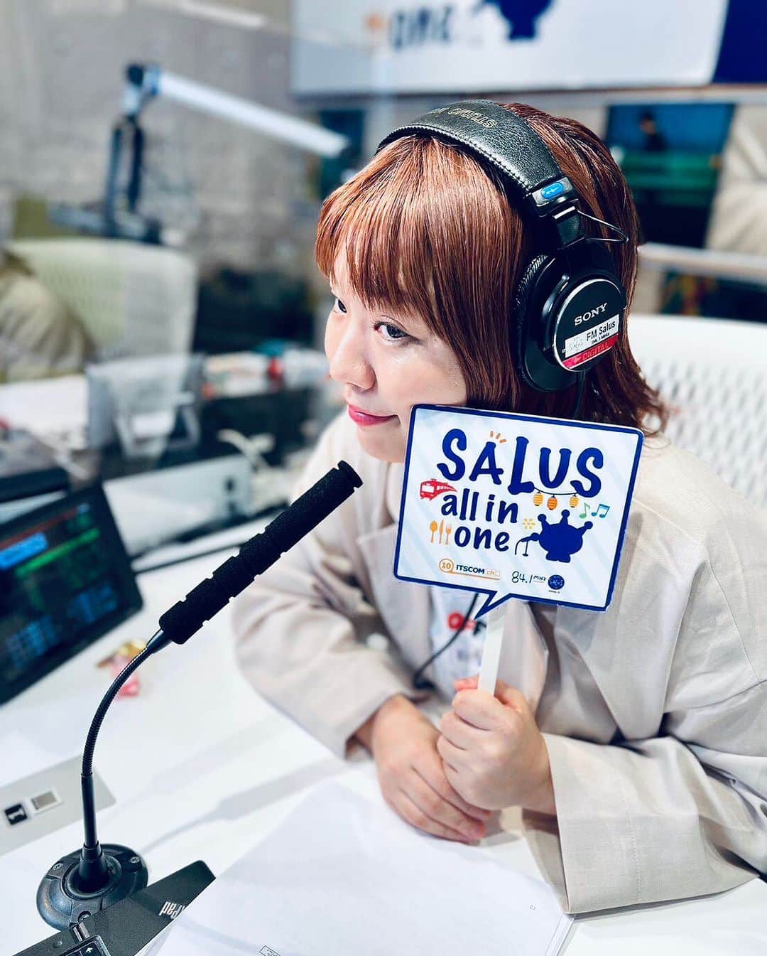 小出真保のインスタグラム：「木曜日❗️3時間生放送、レディオ❗️  📱スマホアプリのFMプラプラでも聴けます、FM Salus📻  テーマ「私のストレス解消法」  13時台→有馬ゆみこさん生出演✨ 15時台→「◯◯といえば？サルオル総選挙！」 今日は「泣ける映画といえば…？」で送ってください🥹🥹🥹  ✉️msg@fm-salus.jp ★YouTubeLive fm-salus.jp/index.php」