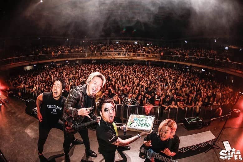 SiMのインスタグラム：「🇺🇸Thank You MGM Music Hall at Fenway and Boston, MA!!!🇺🇸  【SETLiST】 1. Get Up, Get Up 2. TxHxC 3. KiSS OF DEATH 4. RED 5. Devil in Your Heart 6. BASEBALL BAT 7. The Rumbling 8. KiLLiNG ME 9. f.a.i.t.h https://open.spotify.com/artist/2BM933ADIluGGrPBOhPgIt?si=XV3gY0u0QnK2ousJUkWiTA  Photo by @koheisuzukiphoto   #SiMUSTOUR #JackpotJuicer」