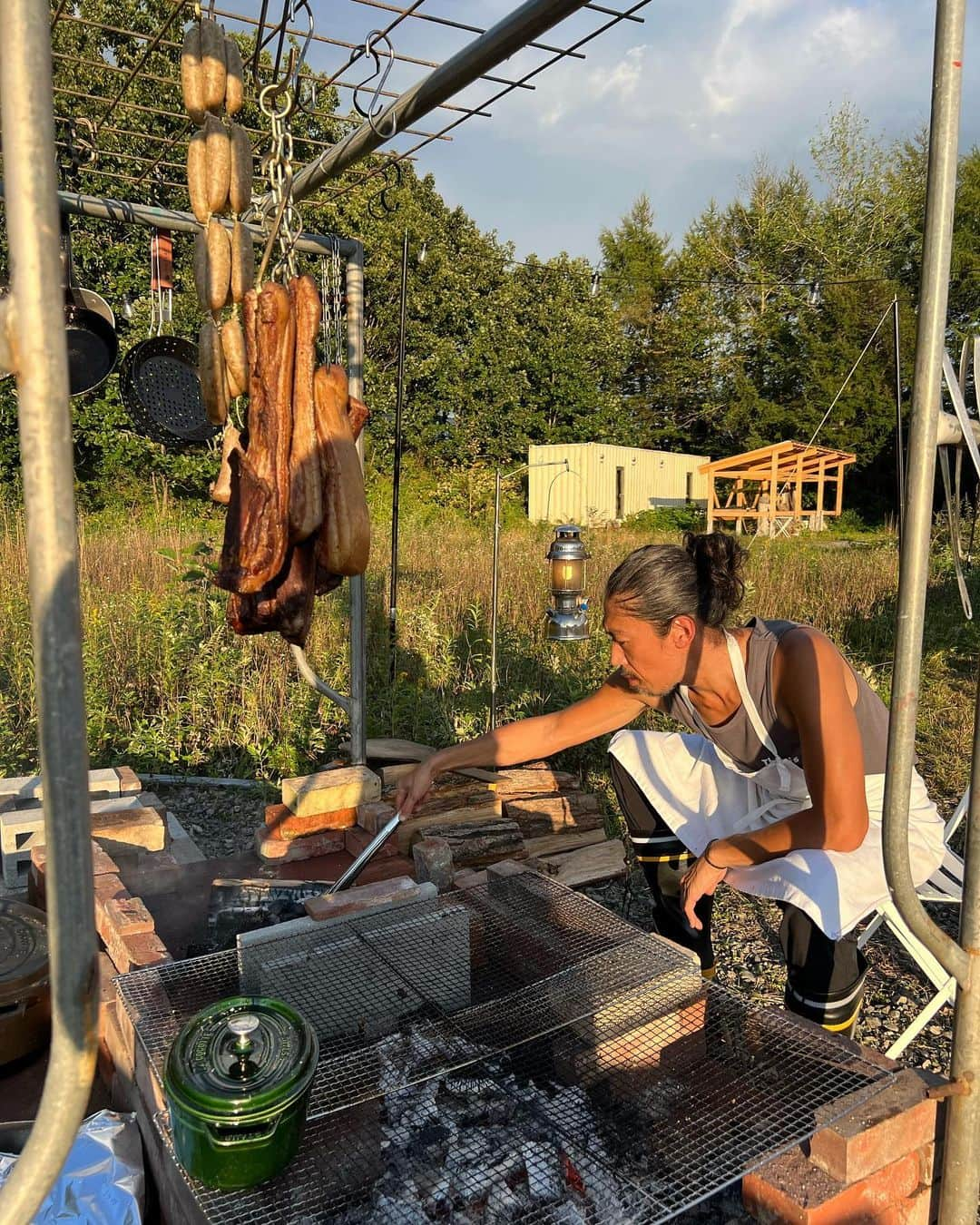 瀬畑茉有子さんのインスタグラム写真 - (瀬畑茉有子Instagram)「. . .  【天国1日目】  Fire pit  in Hokkaido  @pignontokyo  . . 東京から飛行機で約1時間半 かけて帯広空港に到着✈️ . そこから期間限定のレストラン 会場までさらに車で約45分🚗 @memu_earth_lab_food  . 東京から わざわざこの 帯広の大樹町まで足を運んで Pignonのご飯を楽しみにしてきた皆さんと共に これからどんなご馳走をいただけるのか ワクワクが止まらなかった🫀💞 . . この日の為に予定をあけて 時間をかけてアクセスが簡単とは言えない この場所まで足を運び この日 この瞬間 この集まった方々と味わう ピニョンのご飯🍽️💫 . . 今まで体験してきた人生の中で 最高に天国に近いような そんな空間だった🕊️ . . 初めましての方達と 同じものを頂き 自然を感じ 艶やかに変化していく空と 夕陽が落ちてひんやりした 新鮮な空気を肌で感じ 【今】を楽しむ . .  大袈裟ではなく一生に一度 体験出来るかどうかわからないほど 特別な瞬間に感動しました🥹🪷 . . この機会を与えてくれた全ての方々に感謝します🪷💕💕 . スタッフの皆さん本当にありがとうございました‼️  . ※今回のイベント会場の メムさんはホテルとしてではなく 現在は東京大学のリサーチキャンパスとして 運営してるとのことです。  . .  #pignontokyo #hokkaido  #tokyorestaurant  #naturelovers  #firepit  #ピニョン #北海道 #大自然  #北海道帯広 #大樹町 #芽武 #半田ファーム #大樹町大好き #またすぐいきたい」9月28日 12時59分 - sehatamayuko