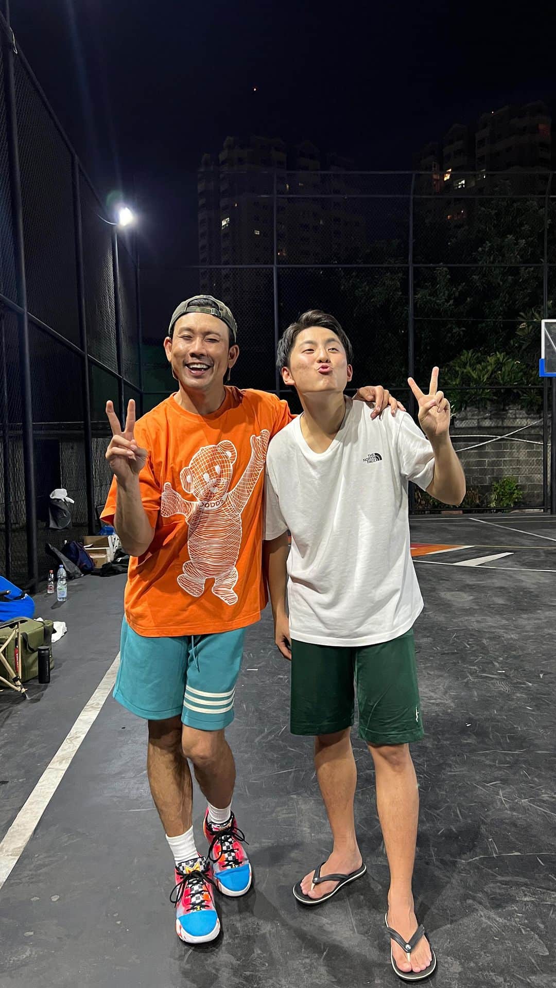 山下智央のインスタグラム：「Kemarin aku baru sampai di indo dan langsung main basket sama @sumargodenny !! Sebagai pemain basket ( cuma for fun ya guys hehe ) aku pengen ketemu dan lawan dia 1 On 1 😂 Siapa menang ya?? Kita main trick shot juga seru banget !!」