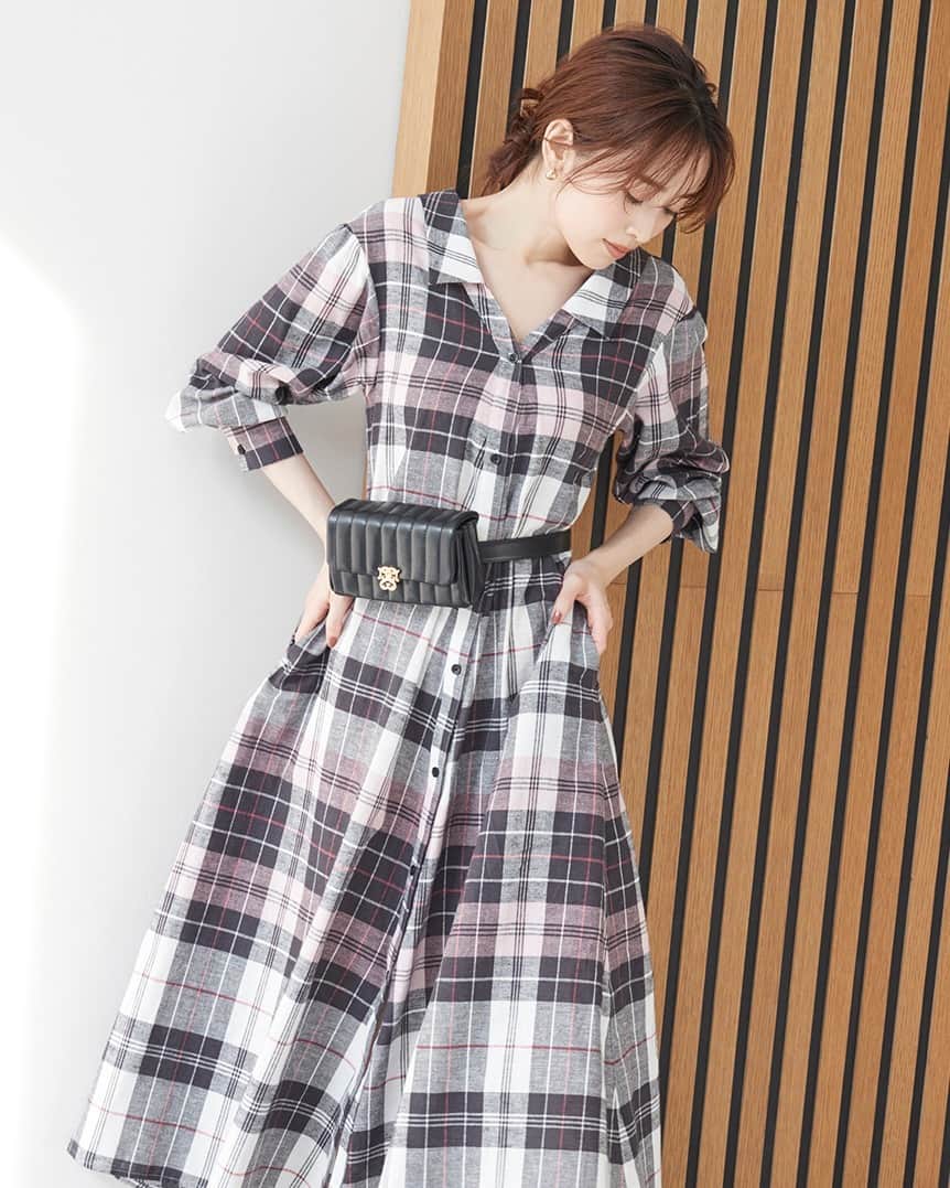 のインスタグラム：「LATE AUTUMN STYLE  feat.泉里香 採用略帶拉絨感的棉質布料， V領設計令頸部顯得更纖細，散發著成熟感的秋日造型。  **USAGI ONLINE 網店限定 格紋連衣裙  SWFO234315 Color: PNK NVY  Size: 0, 1  ━━━━━━━━━━━━━━ \網店、門市同步/ ✨Autumn Festival 秋季新品2件85折   Link in Bio ✨  #SNIDEL #SNIDELhk #autumn #skirt #dress #onepiece #連身裙」