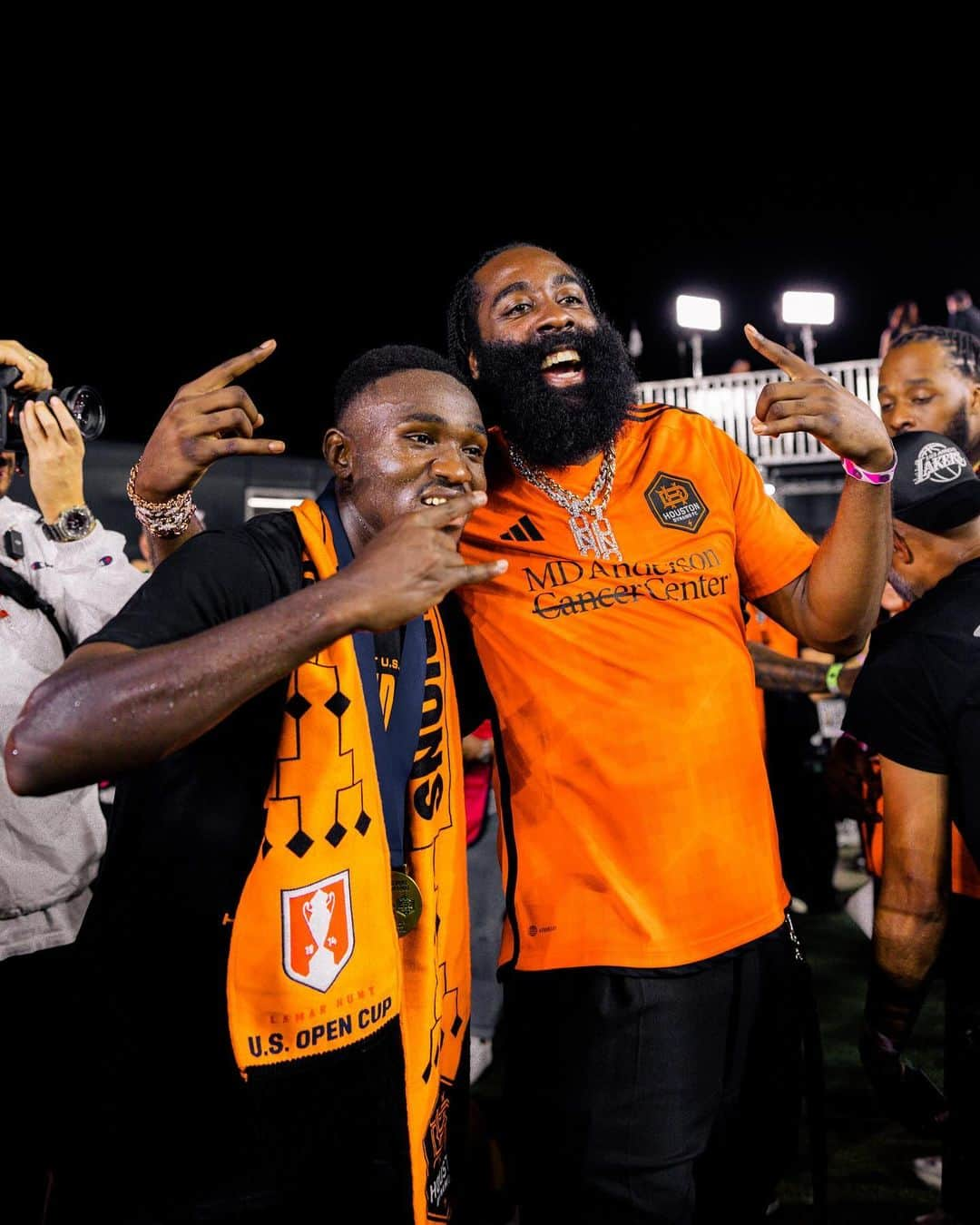 ジェームス・ハーデンさんのインスタグラム写真 - (ジェームス・ハーデンInstagram)「Held it down for H-Town 🤘  @houstondynamo co-owner James Harden was loving it as his squad lifted the trophy.」9月28日 13時02分 - jharden13