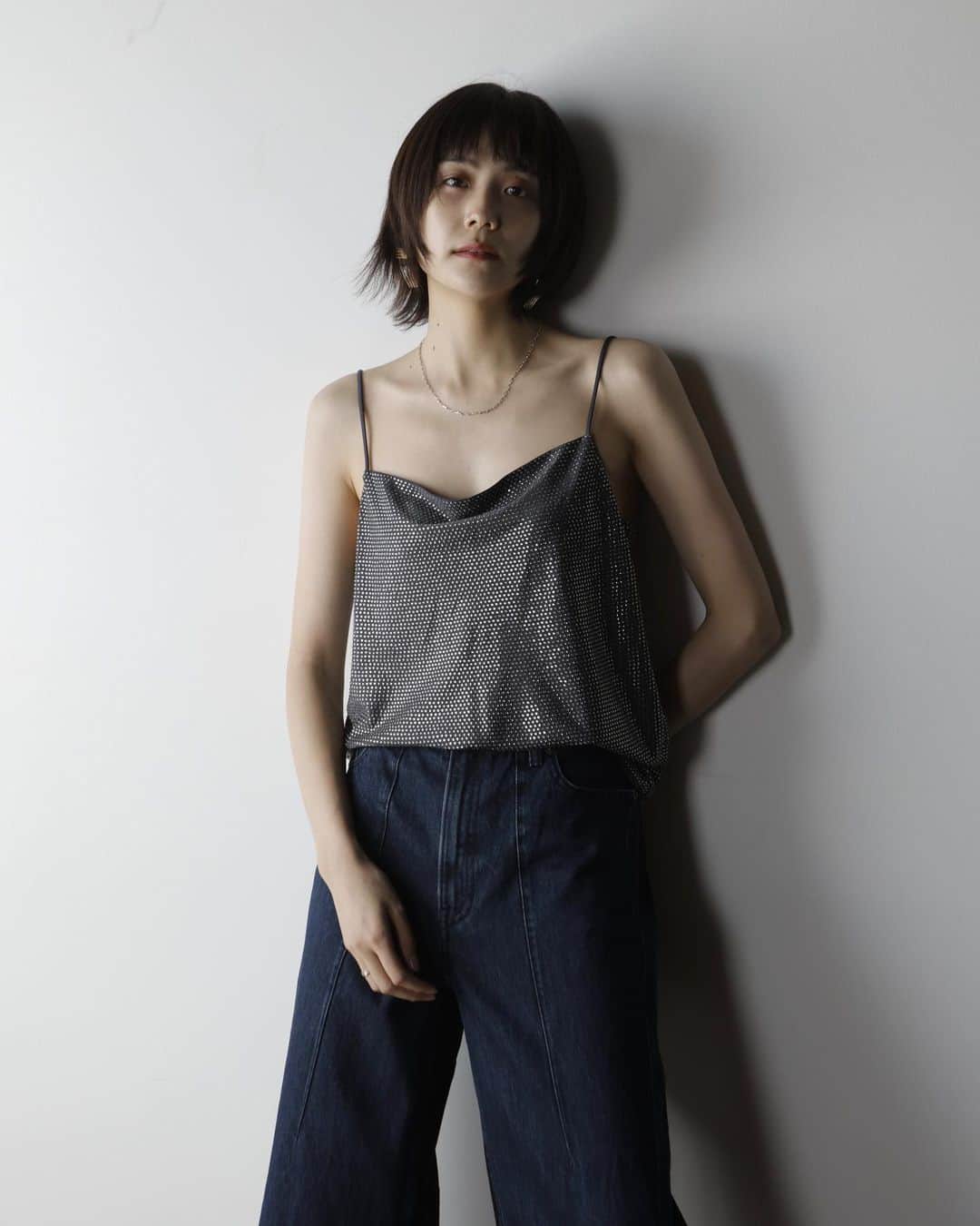 松井愛莉のインスタグラム：「H&M Studio AW23  「Thrill Me(スリル・ミー)」がテーマ ホラー映画のヒロインがインスピレーション🎬  黒の洗練された力強さと 繊細なシルエットが控えめでエレガント🖤  タイプのお洋服ばかりでした✨  クロムフリーレザーやリサイクルメタルなど サステナブルな素材が沢山  今日9/28からH&M新宿店とオンラインで発売中！  #hmstudio #エイチアンドエム @hm」