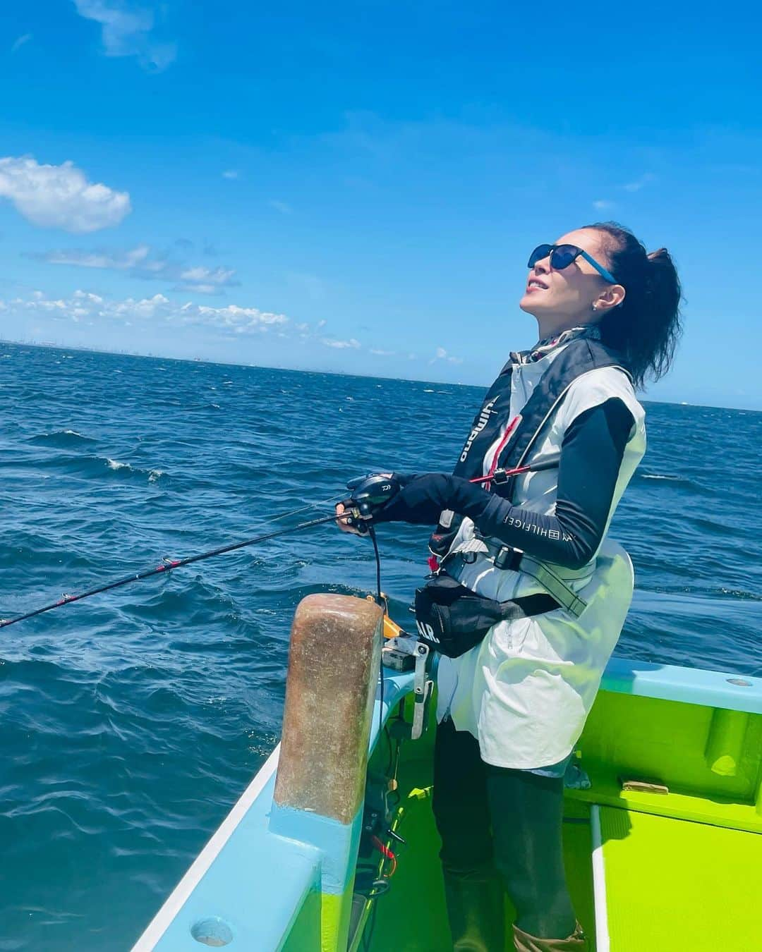 滝沢沙織さんのインスタグラム写真 - (滝沢沙織Instagram)「こんにちは😄 夏の暑い日、釣り🎣に行った時の写真✨ 最高の天気だったけど、風も日差しも強かったなぁ〜☀️ またYouTubeでもその時の様子はアップしますね😉‼️ #滝沢沙織 #真夏の釣り #暑かった #fishing#fish#fishinglife#fishingday#fishingtime#fishingislife#釣り#魚#釣り女優#滝沢釣り道#釣り女子#釣り好き#釣りファッション#海釣り」9月28日 13時07分 - saori_takizawa.official