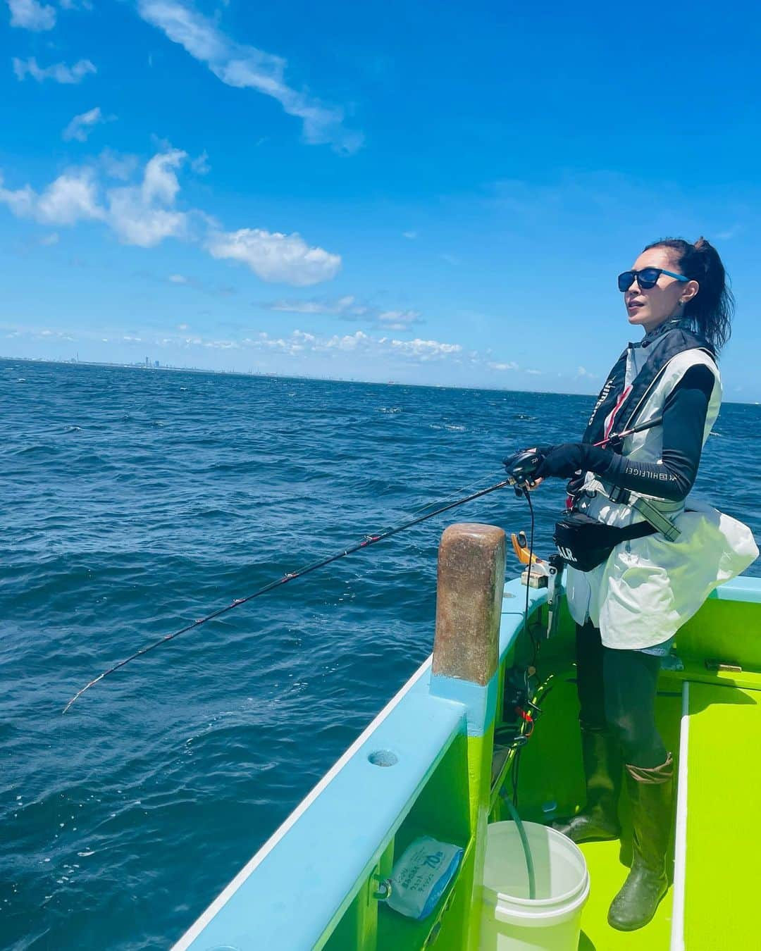 滝沢沙織のインスタグラム：「こんにちは😄 夏の暑い日、釣り🎣に行った時の写真✨ 最高の天気だったけど、風も日差しも強かったなぁ〜☀️ またYouTubeでもその時の様子はアップしますね😉‼️ #滝沢沙織 #真夏の釣り #暑かった #fishing#fish#fishinglife#fishingday#fishingtime#fishingislife#釣り#魚#釣り女優#滝沢釣り道#釣り女子#釣り好き#釣りファッション#海釣り」