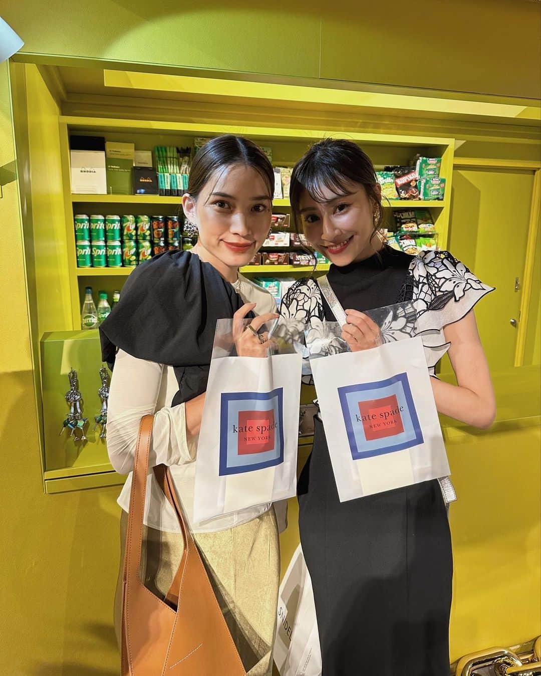 樽見麻緒のインスタグラム：「Kate Spade Dakotaの新作発売を記念したEventにももかちゃんとお邪魔してきました♠︎ 美術館にいるようなかわいいがたくさん詰まった素敵な空間でした🥂💛 本日〜10/1まで渋谷で開催してるそうです👜✨」