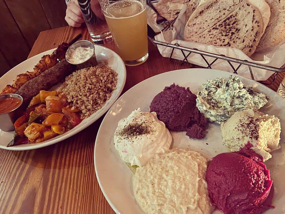 のインスタグラム：「ニューヨークで一番好きなレストランかもしれない。 雰囲気もお食事も😌ゆっくりお話ができて居心地がいい。 地中海料理とワイン🍷 このタイミングで一緒に演奏に来てくれた @doiakane_official ちゃんと2人でディナーして、ニューヨークに来てからの私のこと話ては笑っては号泣して。2人でなんで泣いてんだって笑って。豊かな夜でした。笑笑」