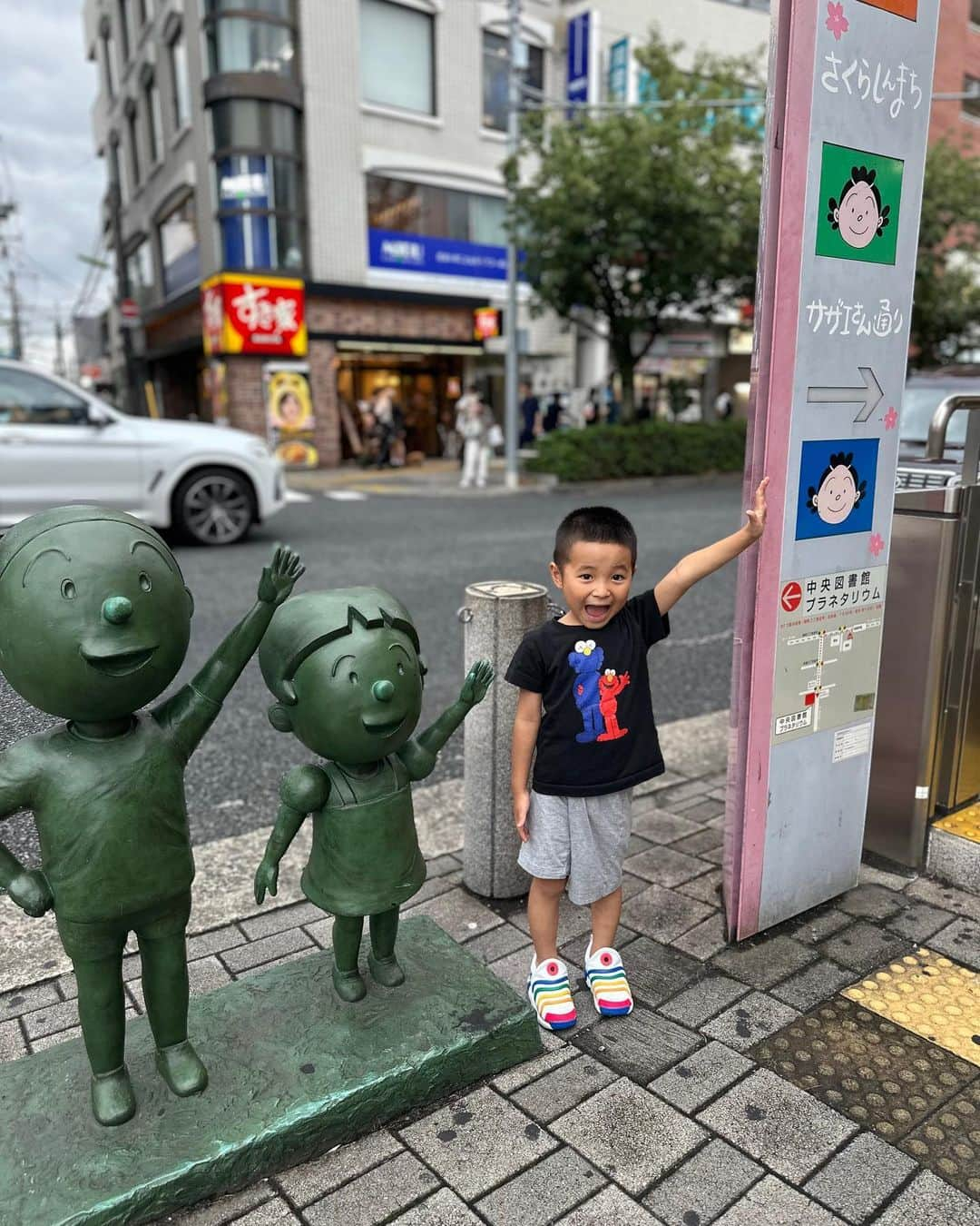 愛川ゆず季さんのインスタグラム写真 - (愛川ゆず季Instagram)「サザエさんにハマり中の息子と はじめての桜新町🤍  街がサザエさんのキャラクターだらけで 可愛かった🤍  #サザエさん #波平さん #桜新町 #長谷川町子美術館 #男の子ママ #休日」9月28日 13時20分 - aikawa_yuzuki