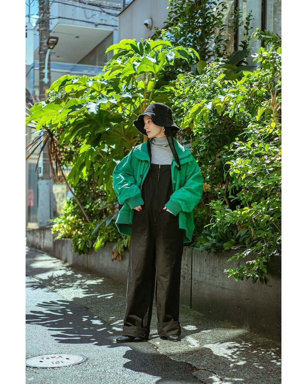 ジョンブルさんのインスタグラム写真 - (ジョンブルInstagram)「⁡ My 4 Autumn Outfits JOHNBULL womens ⁡ 10月も近づき、少しずつ肌寒い日が増えてきました。お出かけに活躍すること間違いなしの旬のジャケットをご紹介いたします。 ⁡ JACKET lot.JL233L26/￥25,300 tax in ⁡ ミリタリーヴィンテージをアレンジして仕上げたスタンドカラーブルゾン。 チェンジポケットや大型のフロントフラップ、リブの衿裏などディティール満載でコーディネートの主役アイテムとしておすすめの一着です。 ⁡ JACKET lot.JL233L26/￥25,300 tax in TOP lot.JL233N06/￥13,200 tax in  SALOPETTE lot.JL233P19/￥19,800 tax in ⁡ レトロな雰囲気のビビッドカラーが魅力のコートを主役に、サロペットとタートルネックはモノトーンに抑えてシンプルに。 カジュアルですがカラーリングでモード感のあるスタイルを楽しめる。 シンプルなオーバーオールだからこそ、立体的なジャケットのシルエットが際立つスタイル。 ⁡ #JOHNBULL #johnbullprivatelabo #johnbullprivatelabowomens #johnbullsalopette #ジョンブル」9月28日 13時20分 - johnbull_private_labo