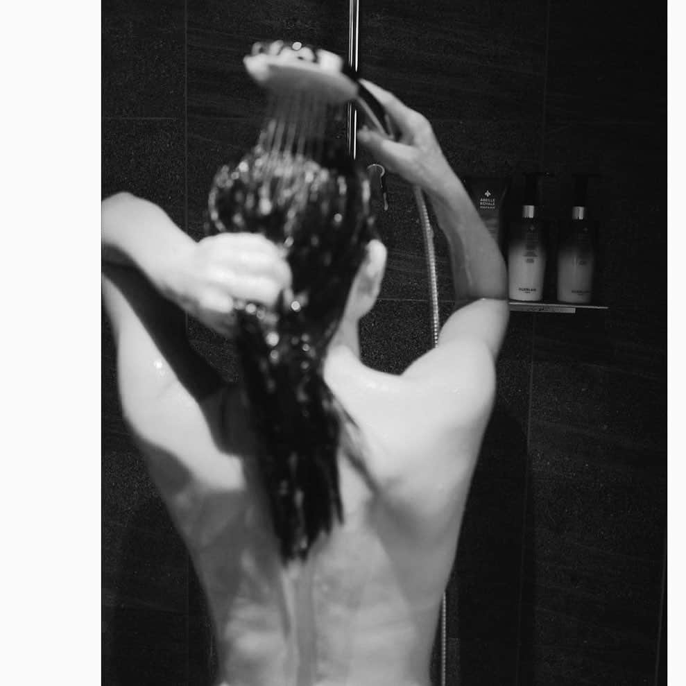 JUNNAのインスタグラム：「@guerlain のヘアケア  しっとり、サラサラの仕上がり バスルームがハチミツの香り🍯☺️🚿  #guerlain#ゲラン#ヘアケア」