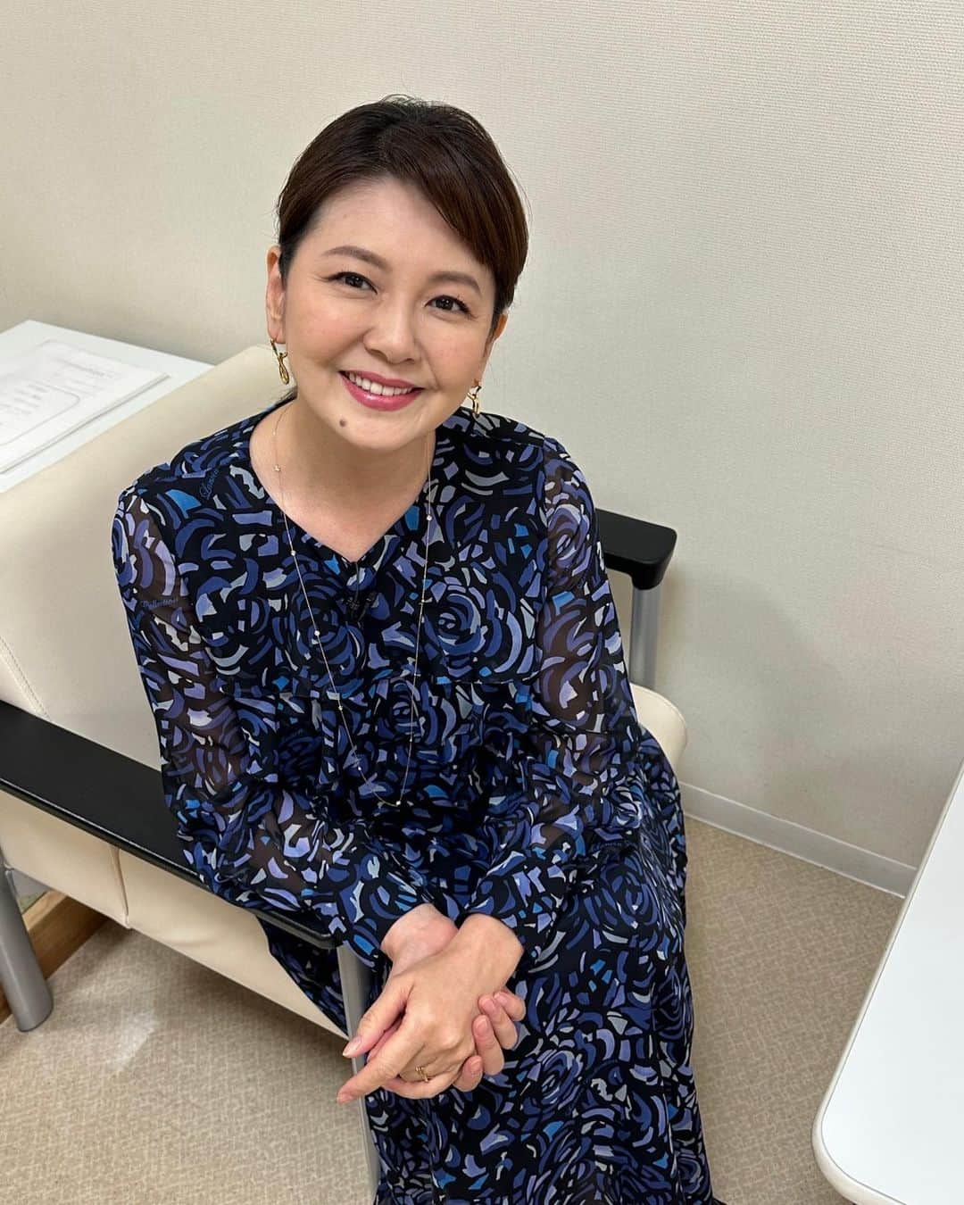 南野陽子のインスタグラム：「暑かったり、寒かったり😌💦 体調を崩さないように、気をつけて過ごして下さい😊✨ 　　　　　　　　スタッフ🕊️より  📺フジテレビ『ホンマでっか⁉︎TV』 10月4日(水)21:00〜21:54  📺BS朝日『そこに山があるから』 毎週水曜日22:30〜22:54  📺テレビ朝日『仮面ライダーガッチャード』 毎週日曜日　朝9:00〜9:30 【一ノ瀬珠美 役】  📻 文化放送『須田慎一郎 南野陽子の 誰にもわかる"経済学"』 毎週土曜日 17:30～ 17:45 ＊10月から毎週土曜日18:00〜18:15に放送時間変更です  💿『明日への虹』各音楽サイト配信中  💿『南野陽子SUPER HIT』主要高速道路サービスエリアにて販売中 ¥2,096(税込)  📖(株)ヘリテージ『昭和40年男10月号』 発売中  📖集英社　南野陽子写真集『FLOWERS Another edition』週プレグラジャパン！ほか主要電子書店にて販売中  #9月 #ホンマでっか⁉︎TV #昭和40年男 #明日への虹 #そこに山があるから #仮面ライダーガッチャード #南野陽子SUPER HIT #集英社 #FLOWERS Another edition #ラジオ #nanno #南野陽子」