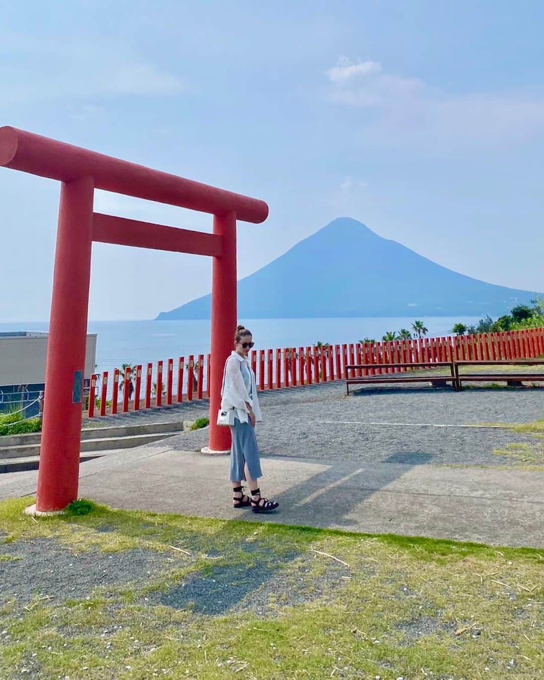 ドーキンズ英里奈のインスタグラム：「📍龍宮神社/指宿  薩摩半島の最南端にある 乙姫様を祀った龍宮神社⛩️  貝殻に願いことを書けたので 縁結びの神社だから健康との縁を🤲  開聞岳がキレイに見えました〜！  #鹿児島 #指宿 #指宿観光 #龍宮神社 #開聞岳 #kagoshima #kagoshimajapan」